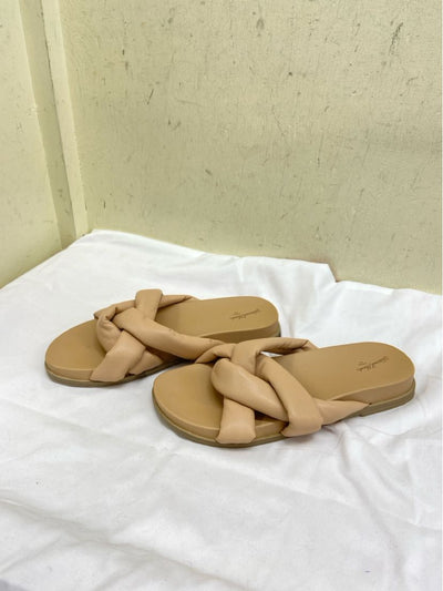 Universal Thread Women's Size 8 Tan Sandals
