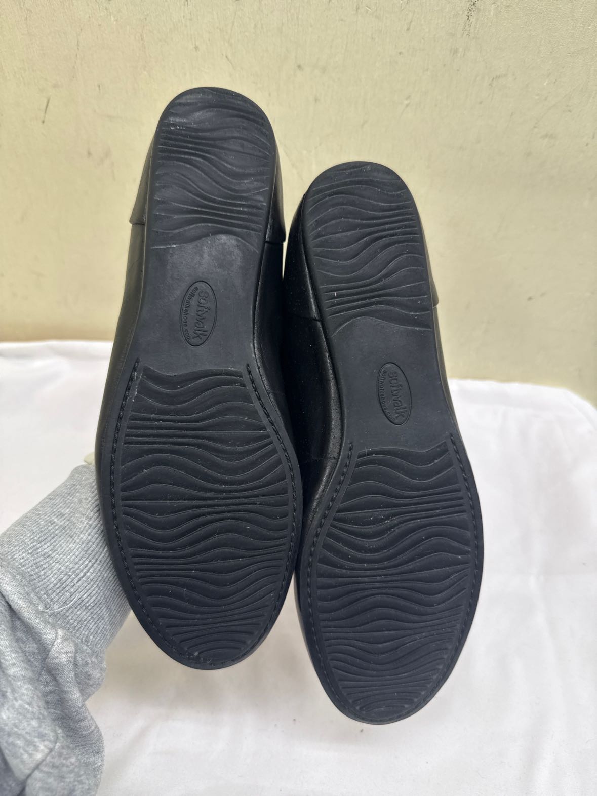 Softwalk Women's Size 9-1/2 Black Flats Shoes