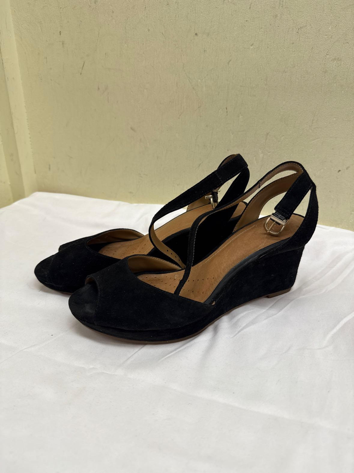 Clarks Women's Size 8 Black Sandals