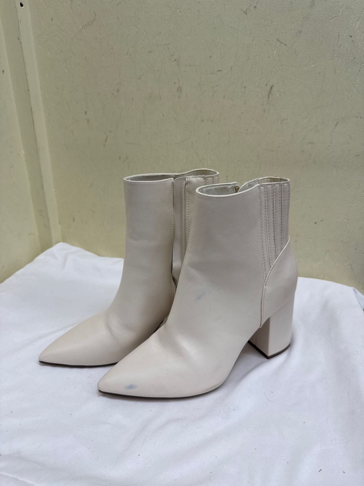 Unisa Women's Size 9-1/2 White Boots Shoes