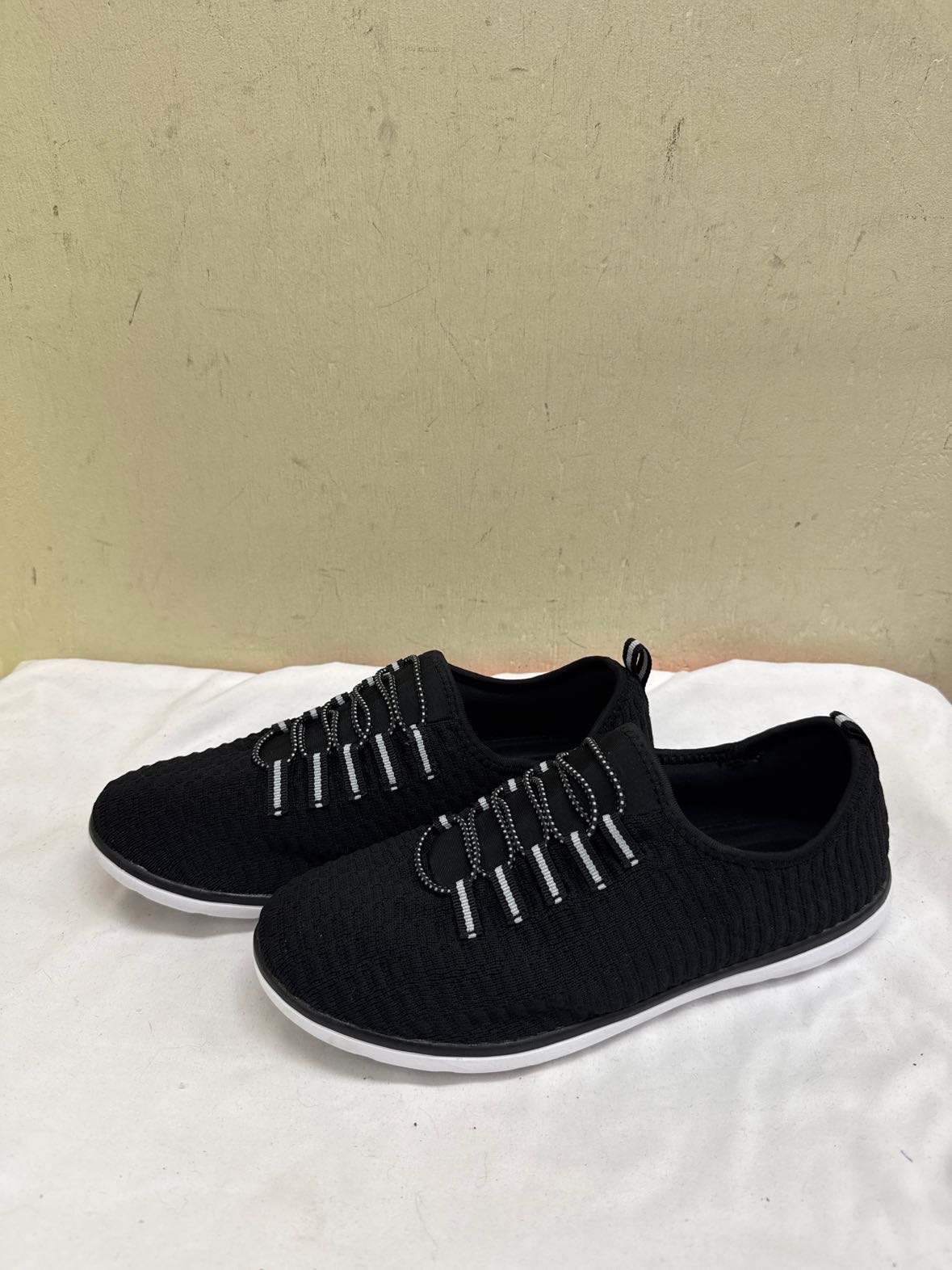 Comfortview Women's Size 9-1/2 Black Sneakers Shoes