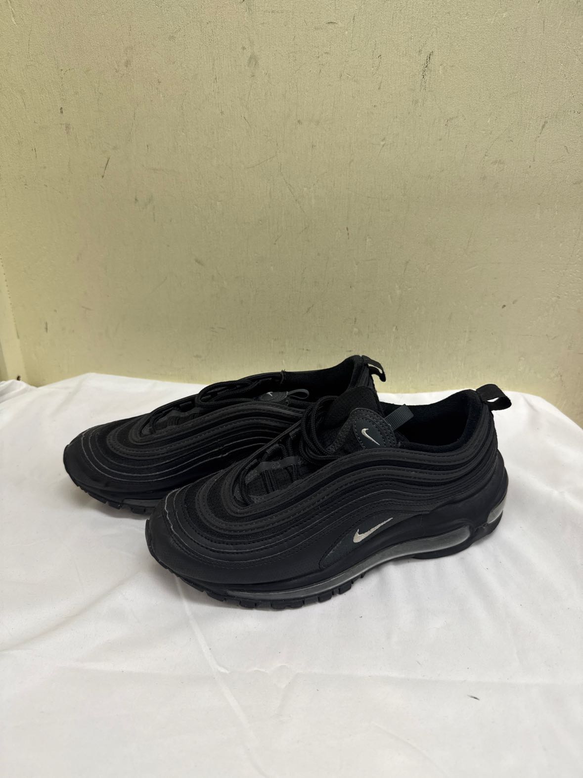 Nike Boy's Size 6 Black Shoes