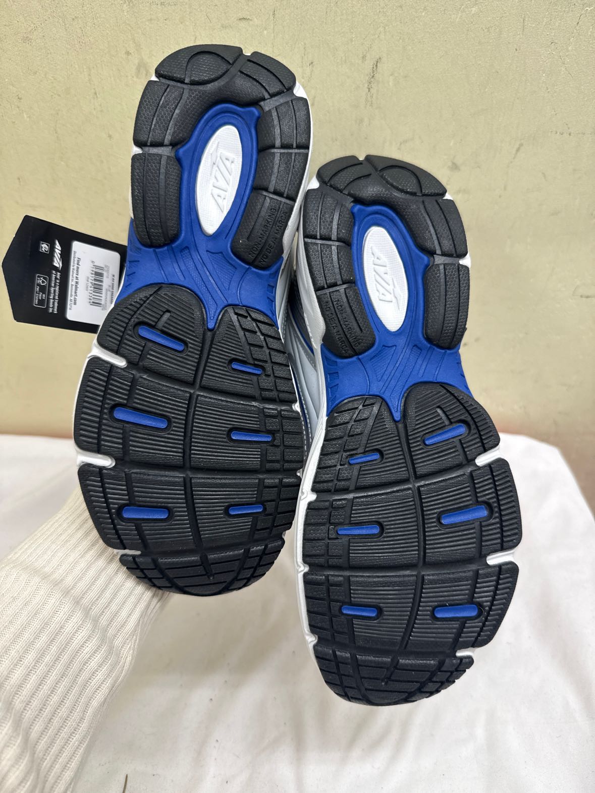 NWT Avia Women's Size 7 White Sneakers Shoes