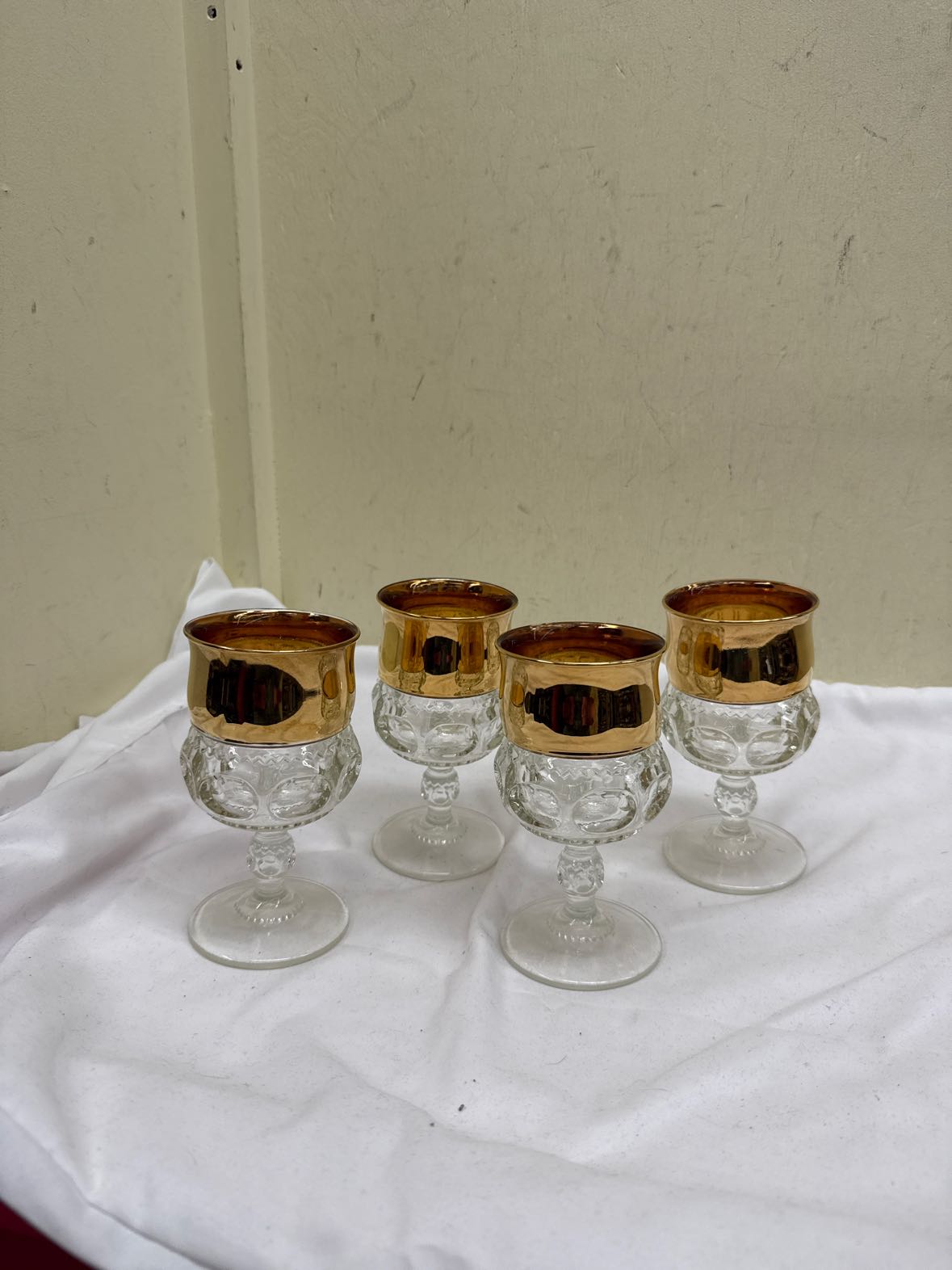 4PCS Indiana Glass Kings Crown Thumbprint Gold Trim Goblet Glasses