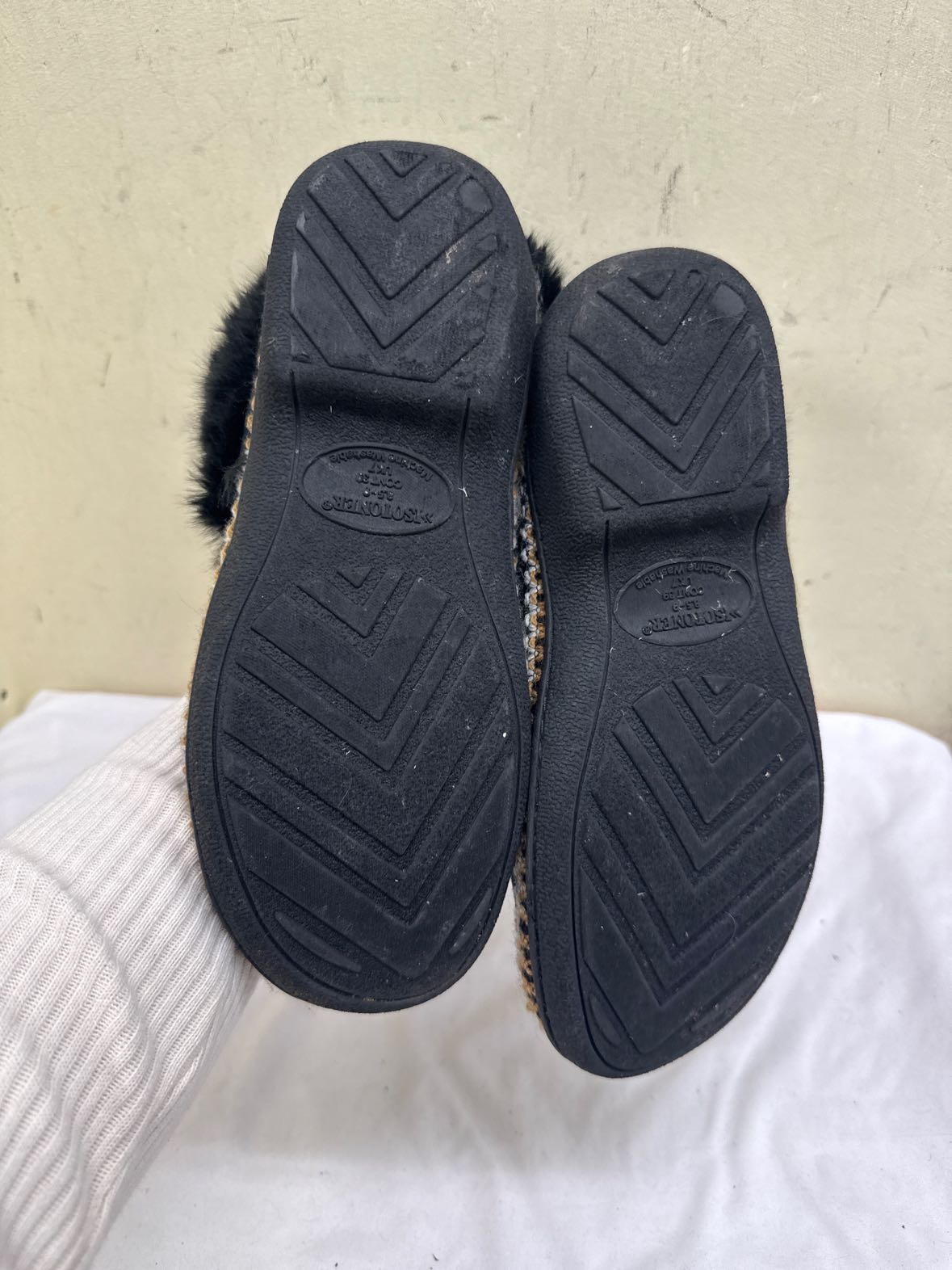 Isotoner Women's Size 8-1/2 Black Slippers