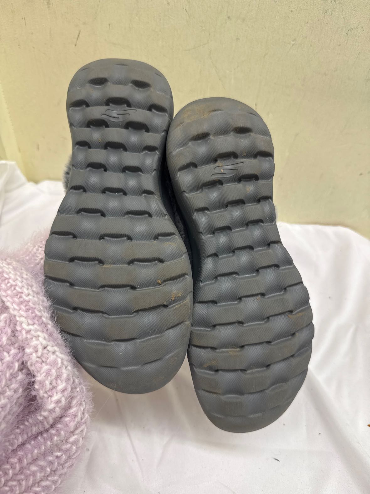 Skechers Women's Size 6-1/2 Gray Slippers