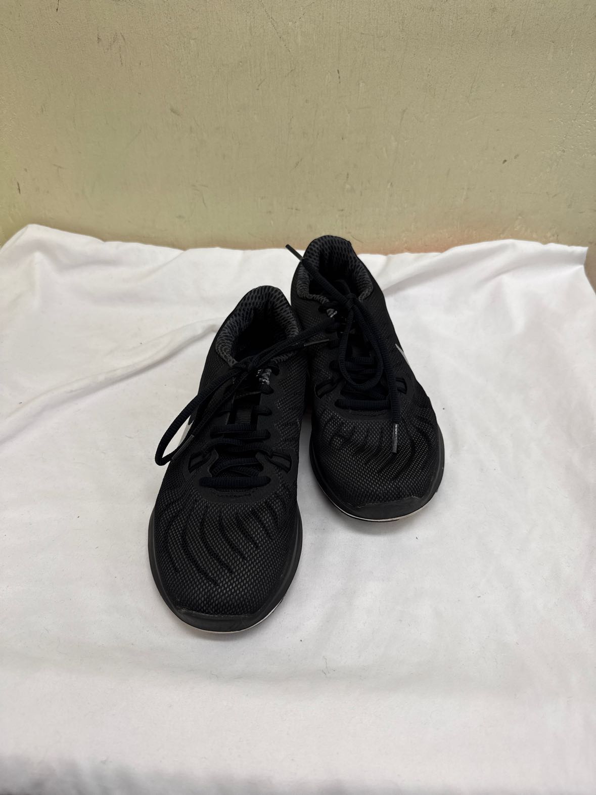 Nike Women's Size 6 Black Sneakers Shoes