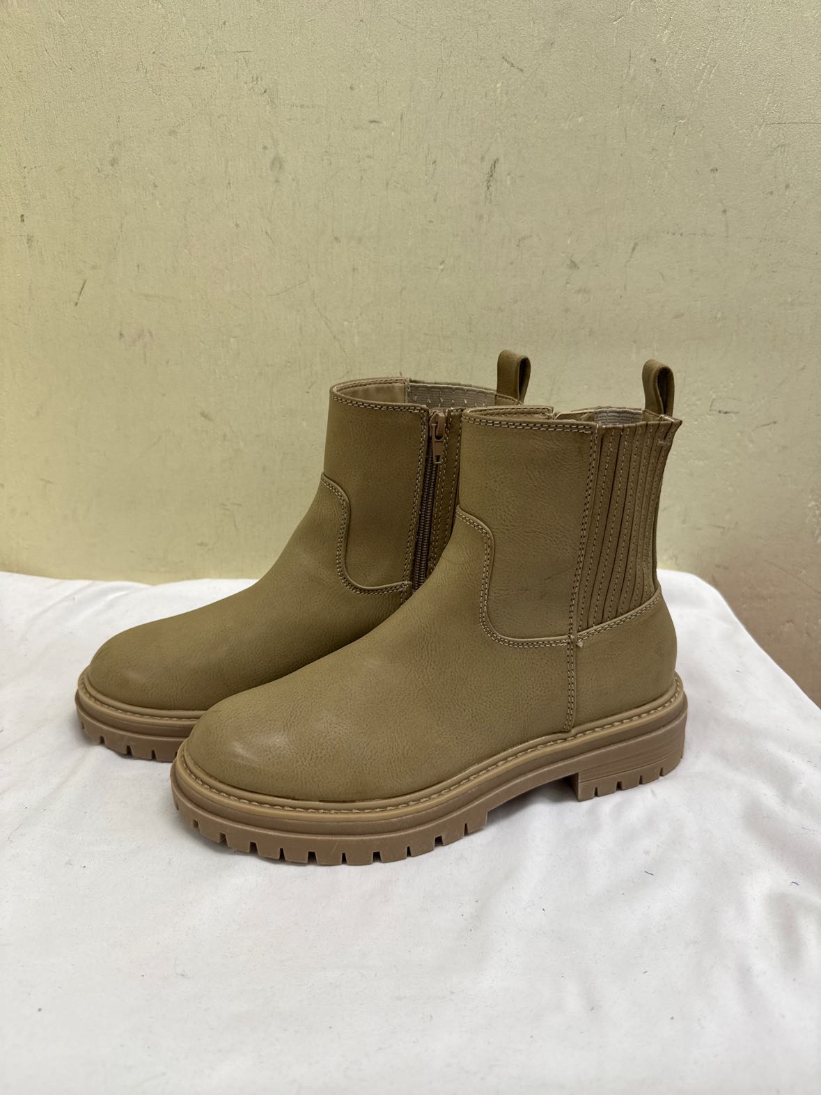 Time and Tru Women's Size 8-1/2 Green Boots Shoes