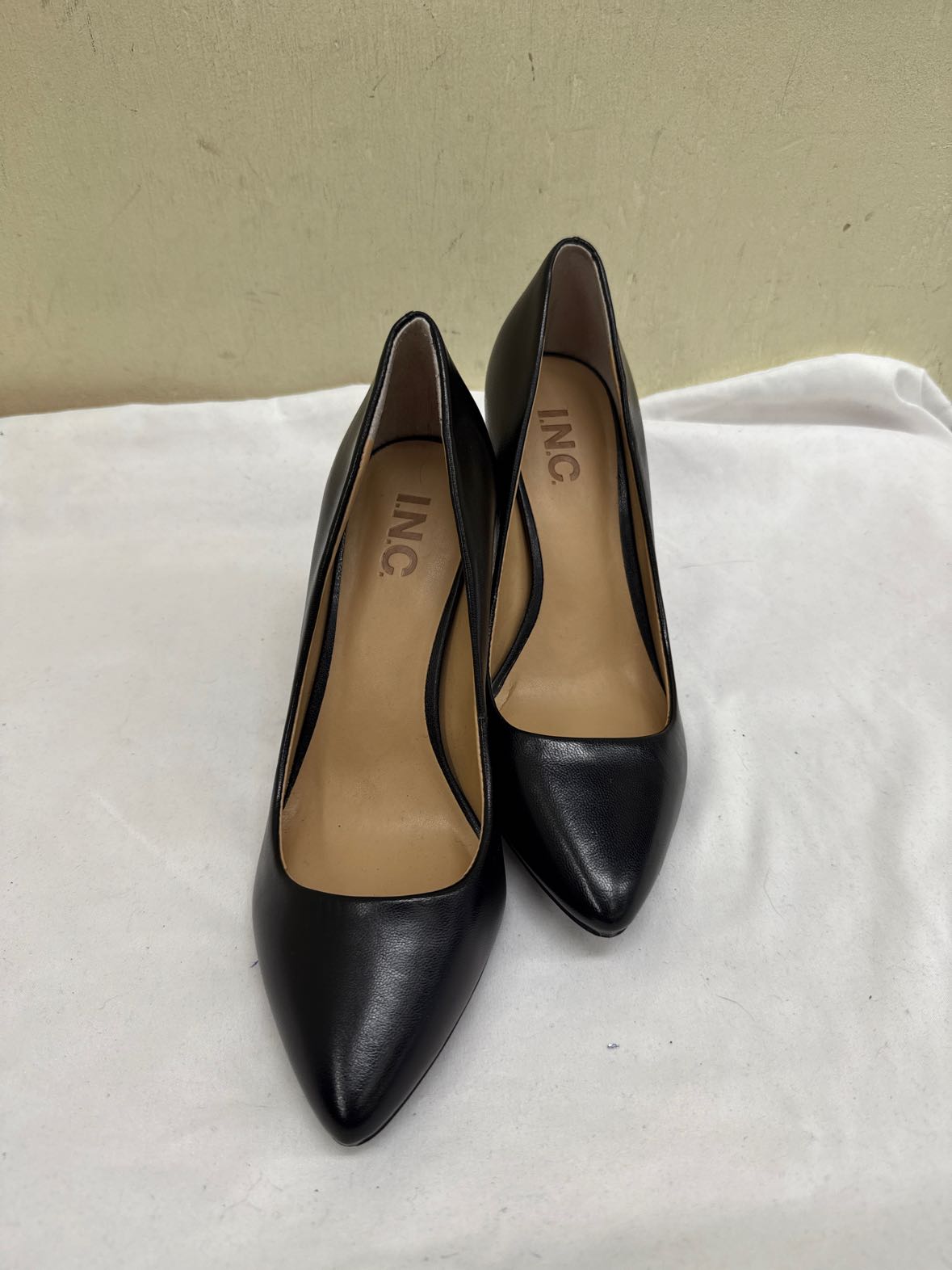 INC Women's Size 7 Black Pumps Shoes