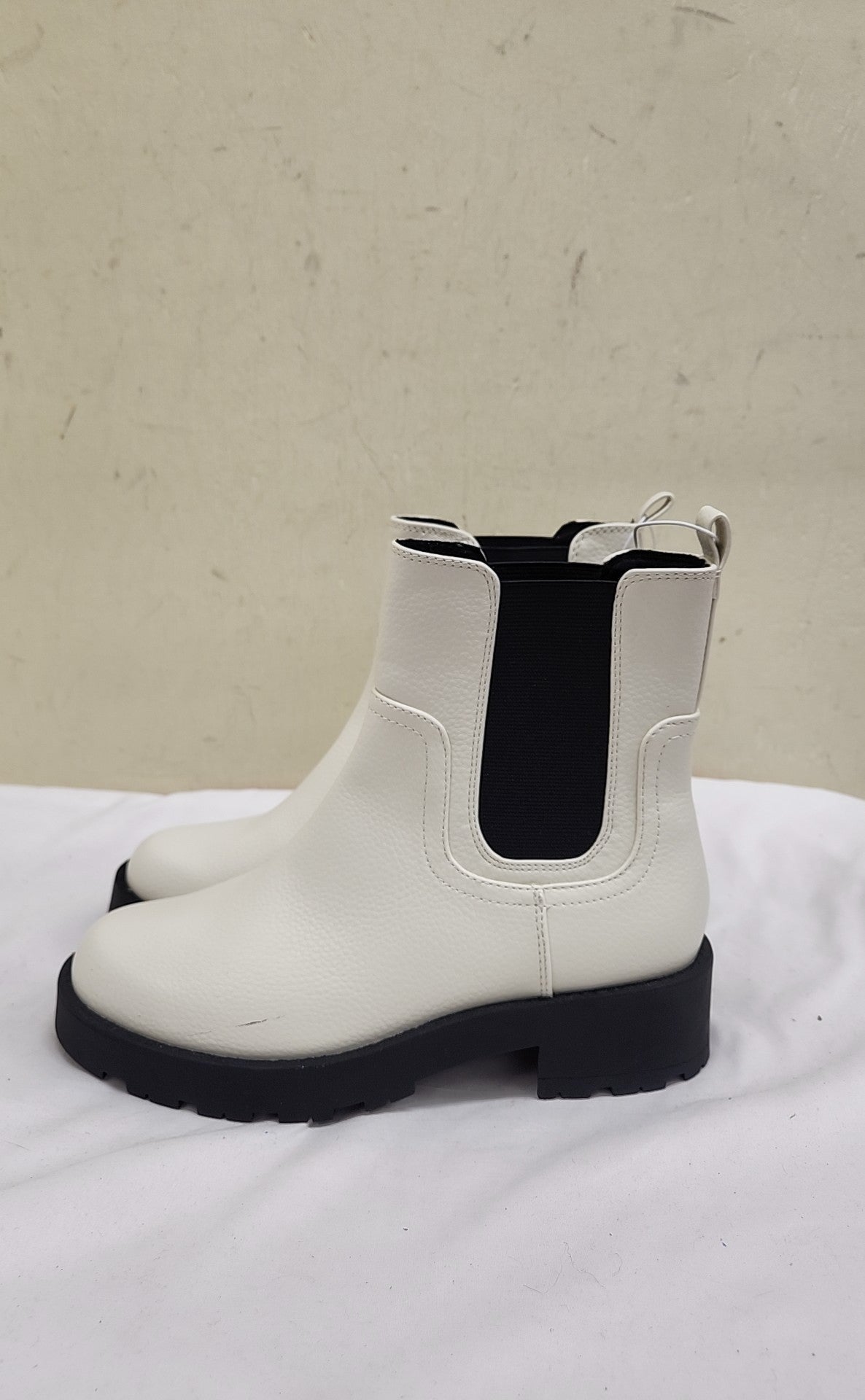 NWT Old Navy Women's Size 6 White Boots Shoes