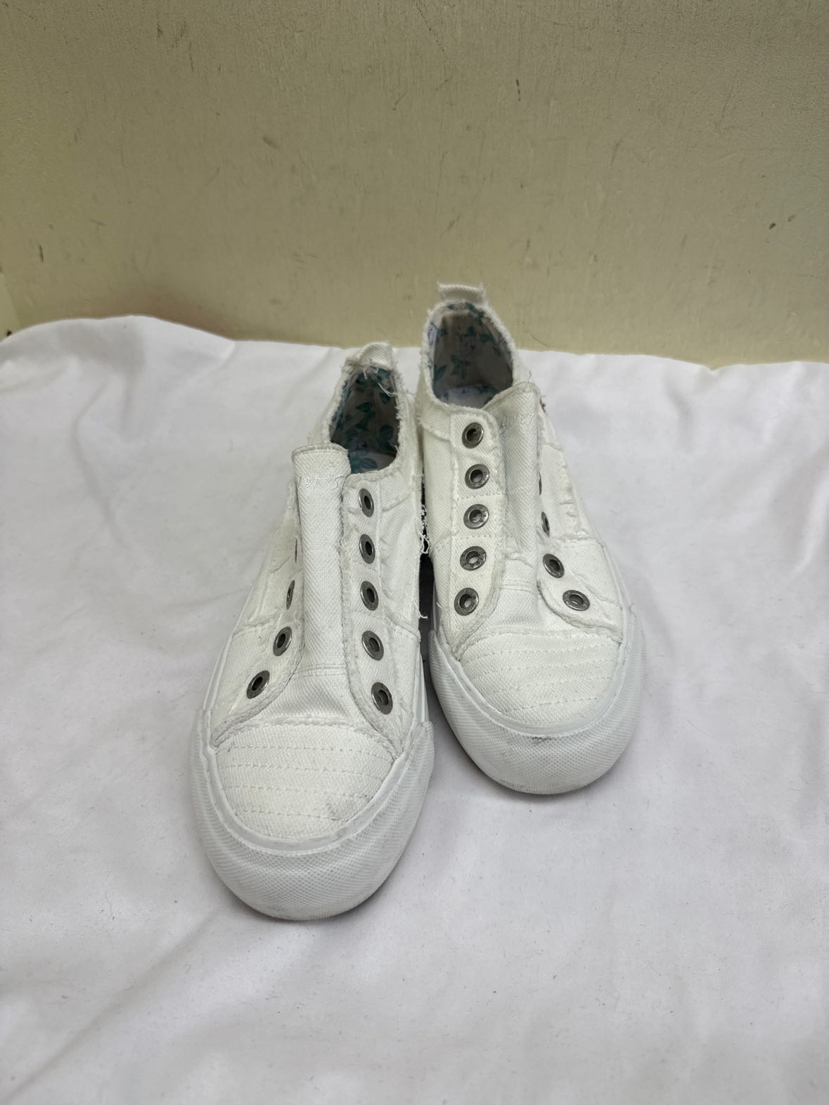 Blowfish Women's Size 7 White Sneakers Shoes