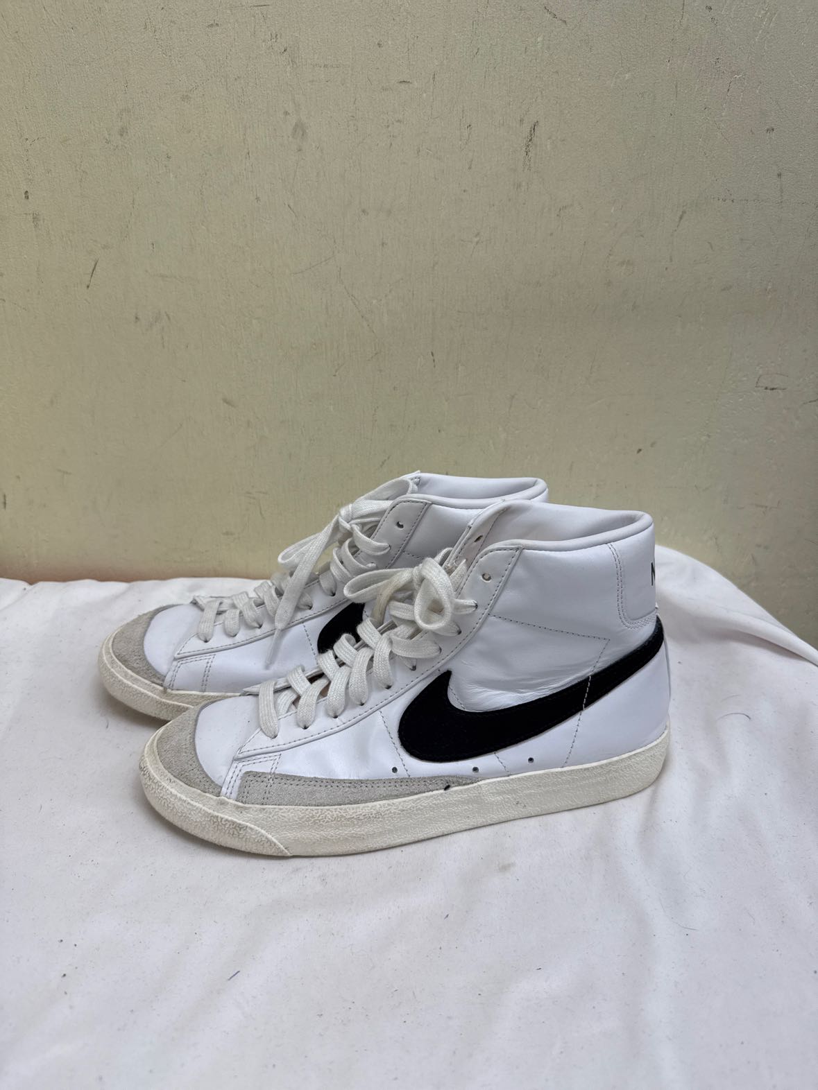 Nike Women's Size 8 White Sneakers Shoes