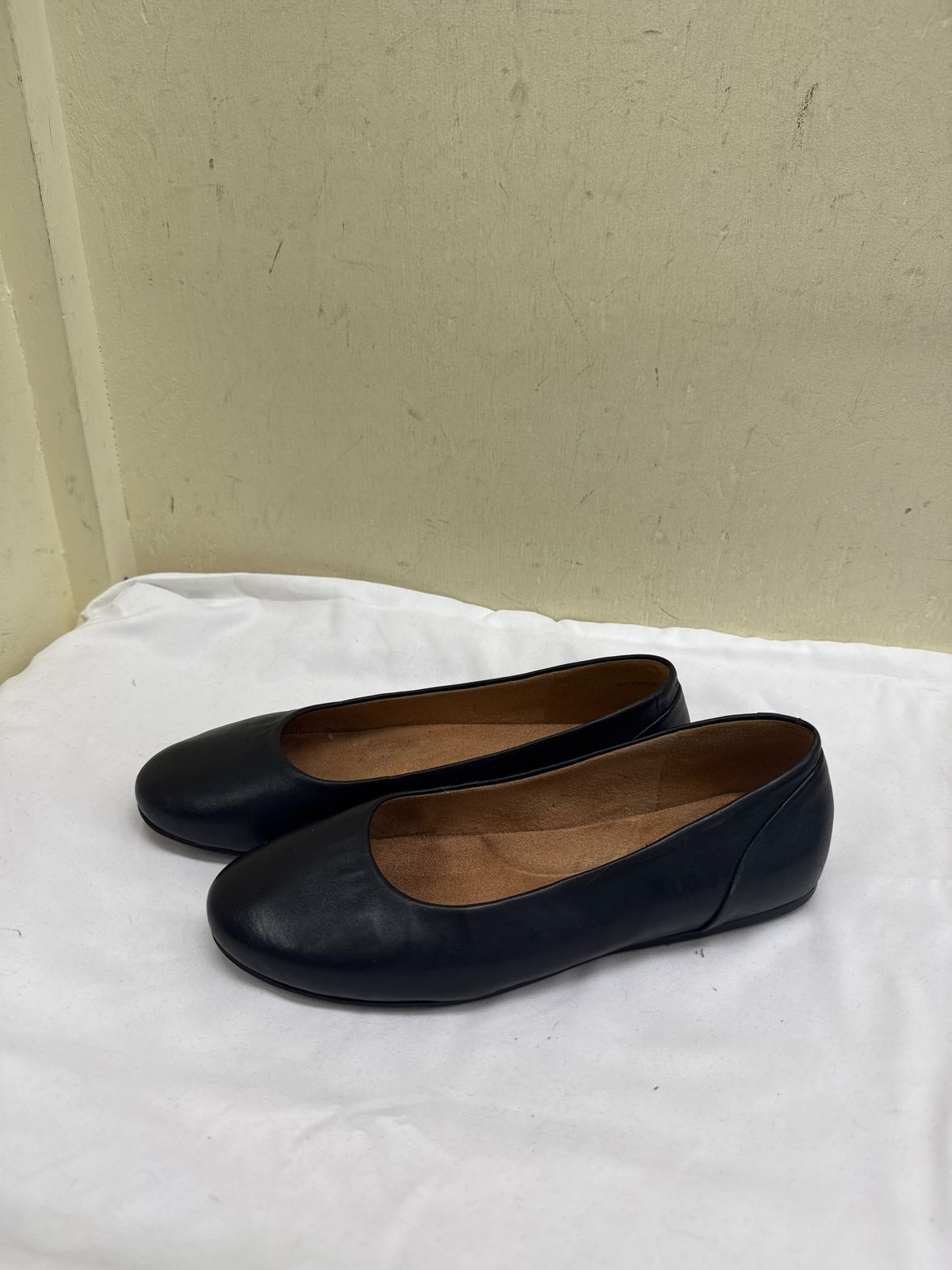 Softwalk Women's Size 9-1/2 Black Flats Shoes