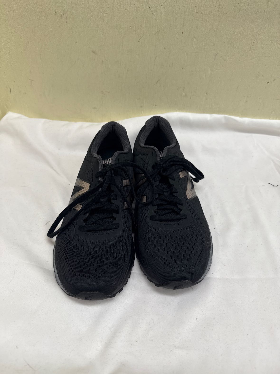 New Balance Women's Size 7 Black Sneakers Shoes
