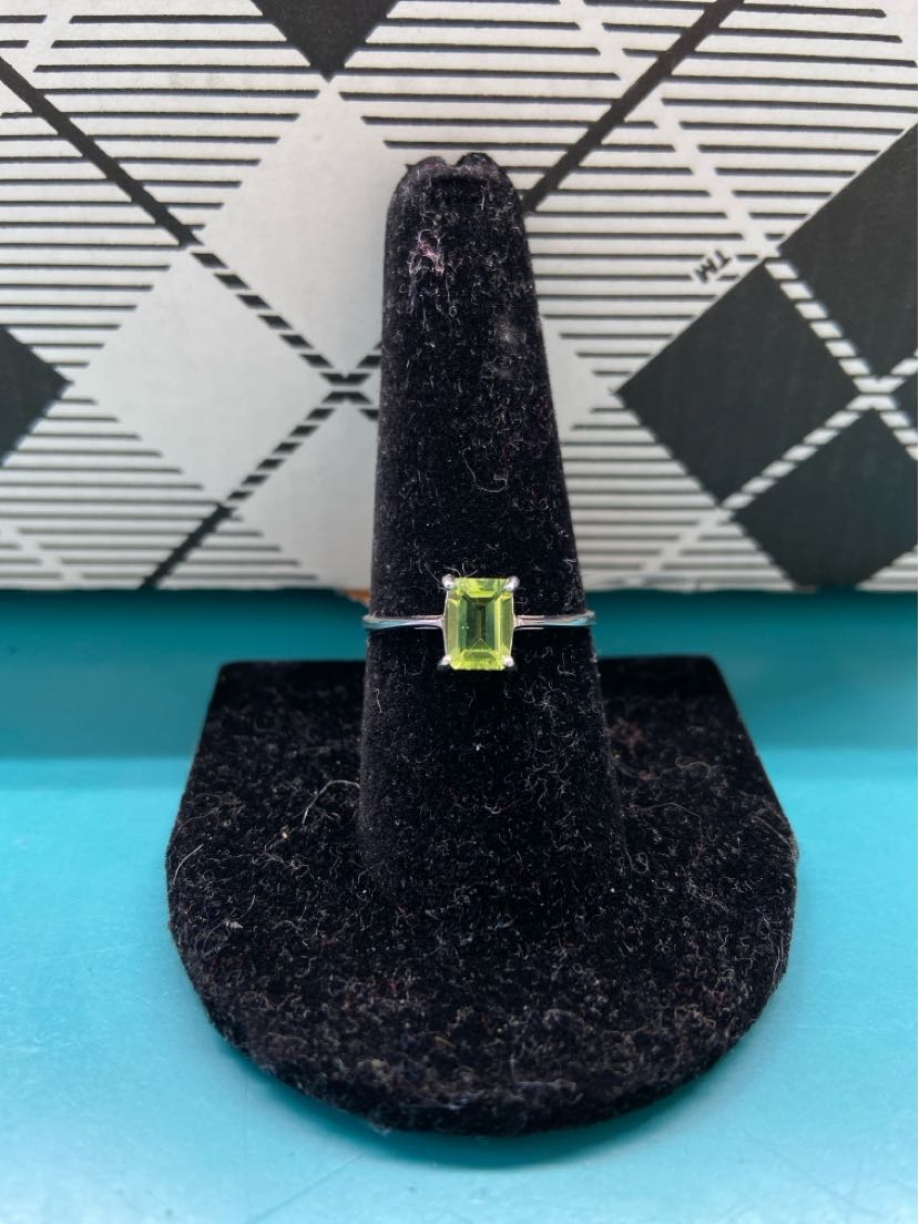 .925 Sterling Silver Size 9 Green Stone Ring