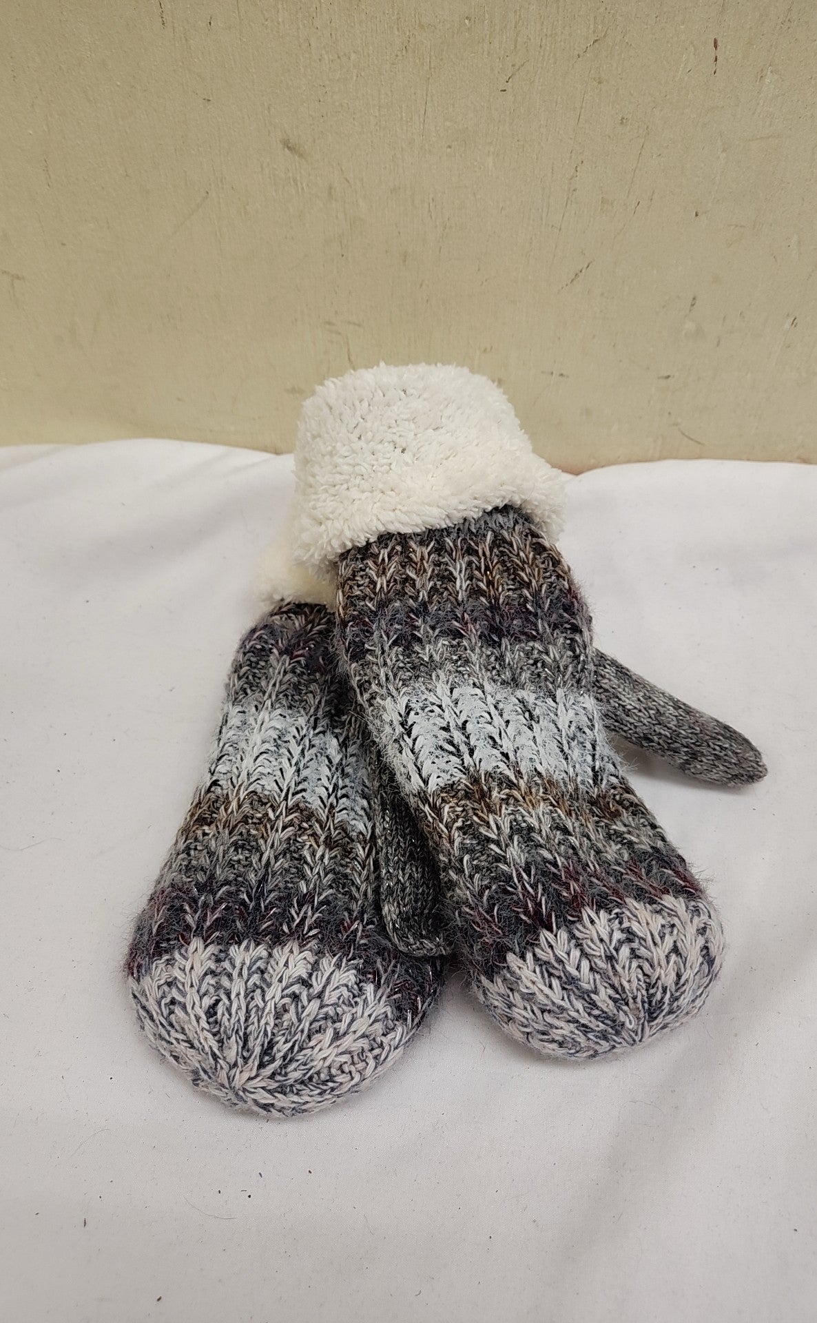 NWT Mia & Tess Size One Size Gray Gloves