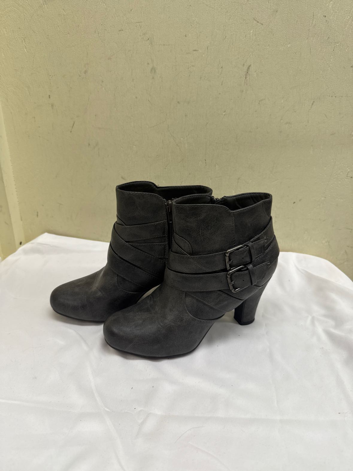 Madden girl Women's Size 7-1/2 Gray Boots Shoes