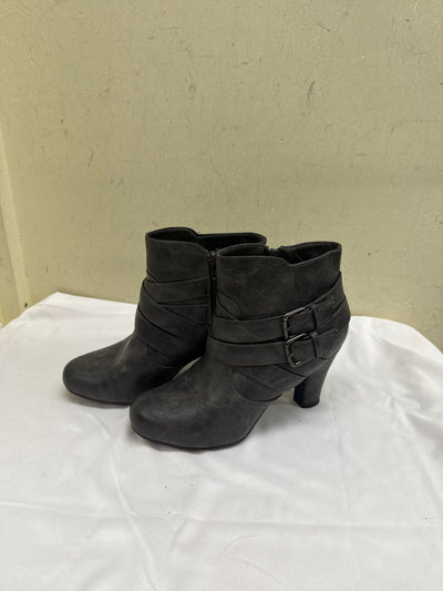 Madden girl Women's Size 7-1/2 Gray Boots Shoes