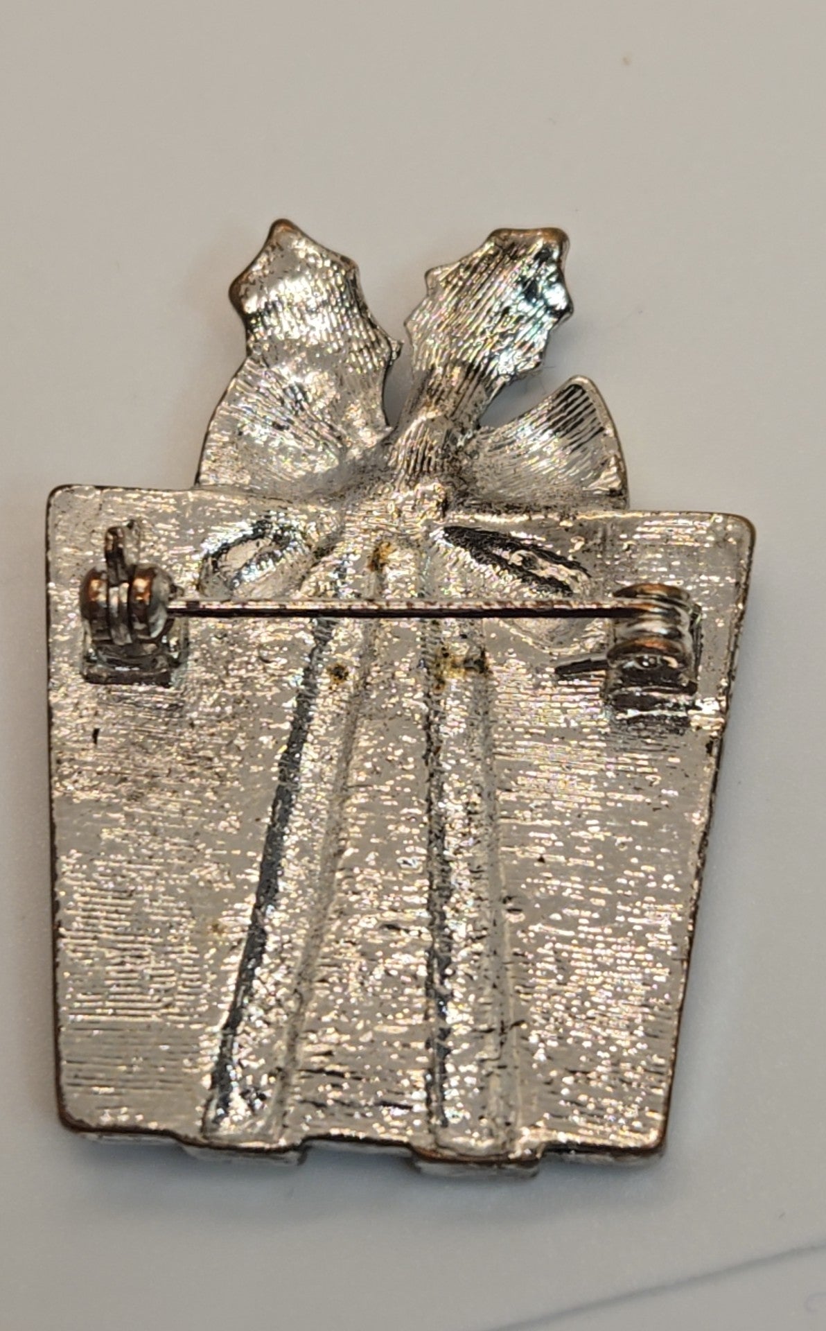 Present Brooch Pin