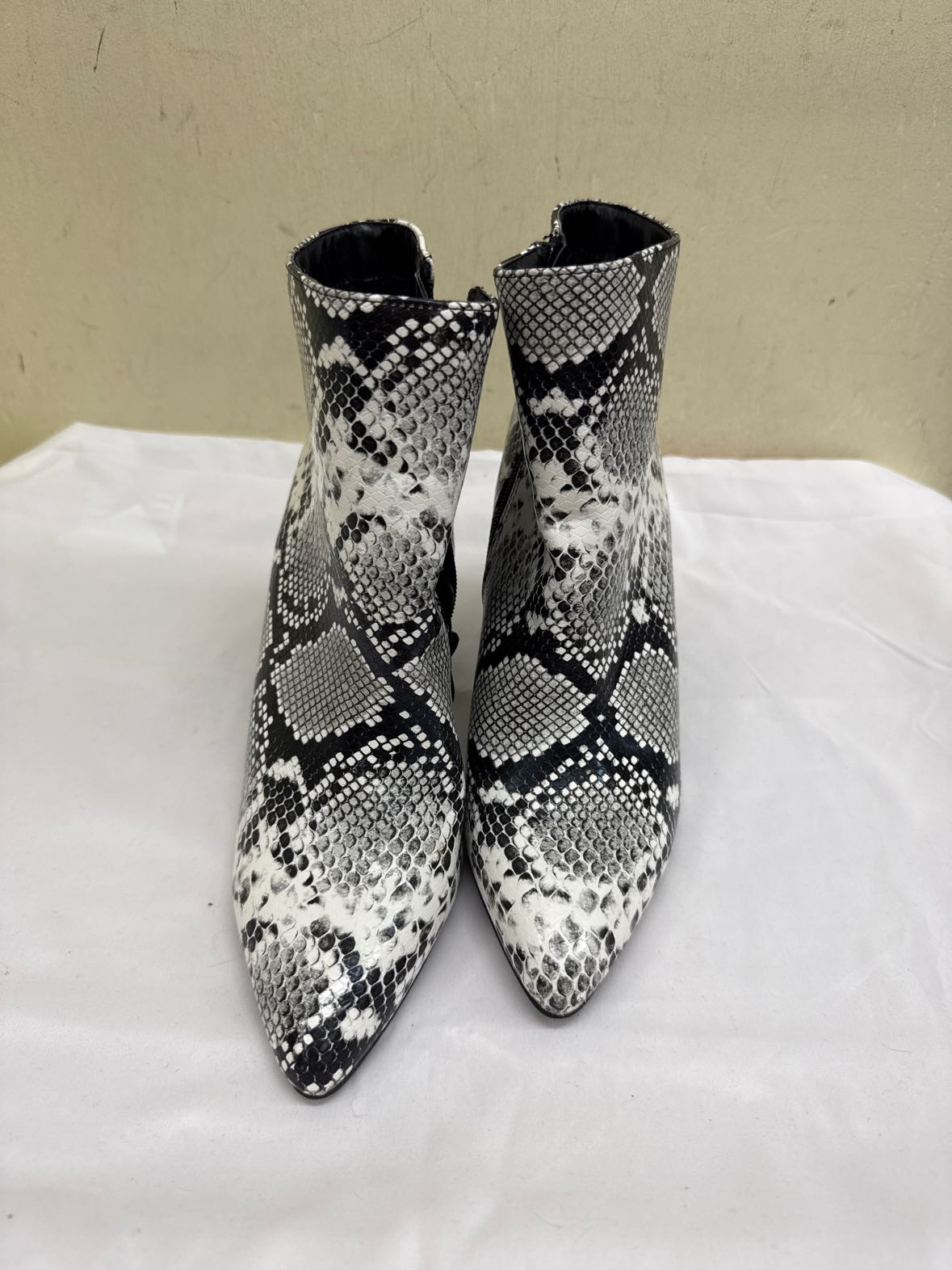 Lulus Women's Size 8-1/2 Black & White Boots Shoes