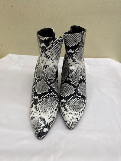Lulus Women's Size 8-1/2 Black & White Boots Shoes