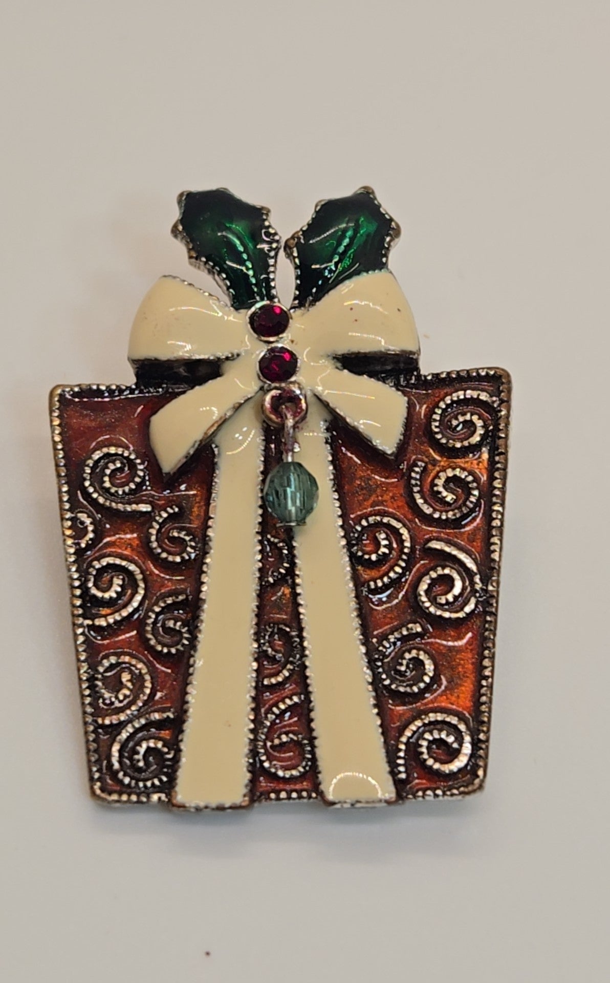 Present Brooch Pin