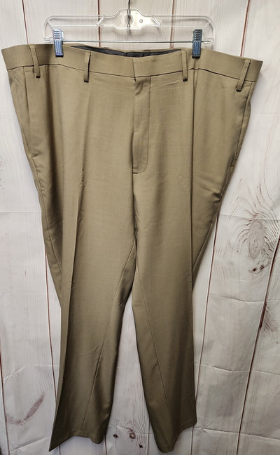Haggar Men's Size 44x32 Tan Pants