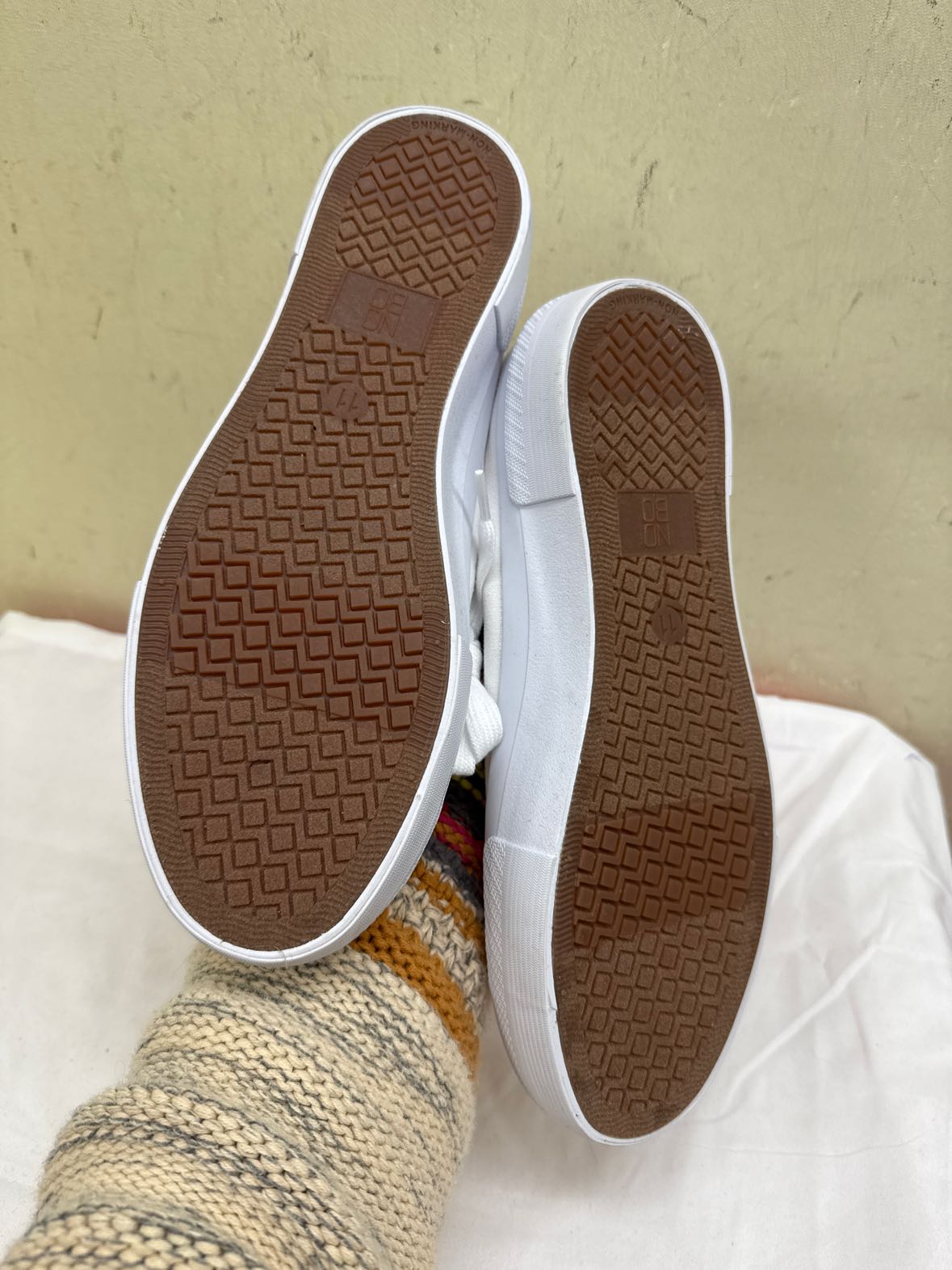 NWT No Boundaries Women's Size 11 White Sneakers