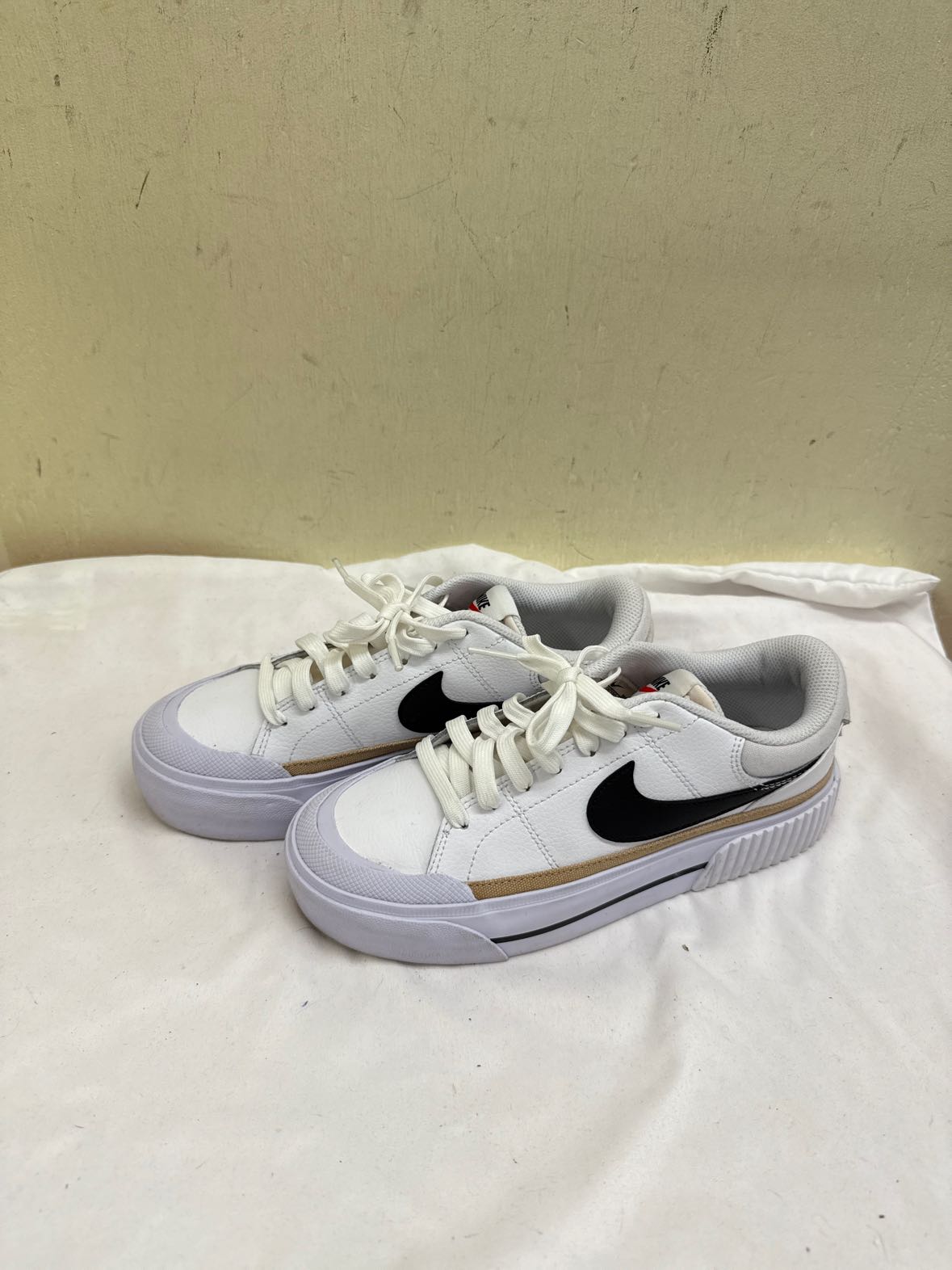 Nike Women's Size 6 White Sneakers Shoes