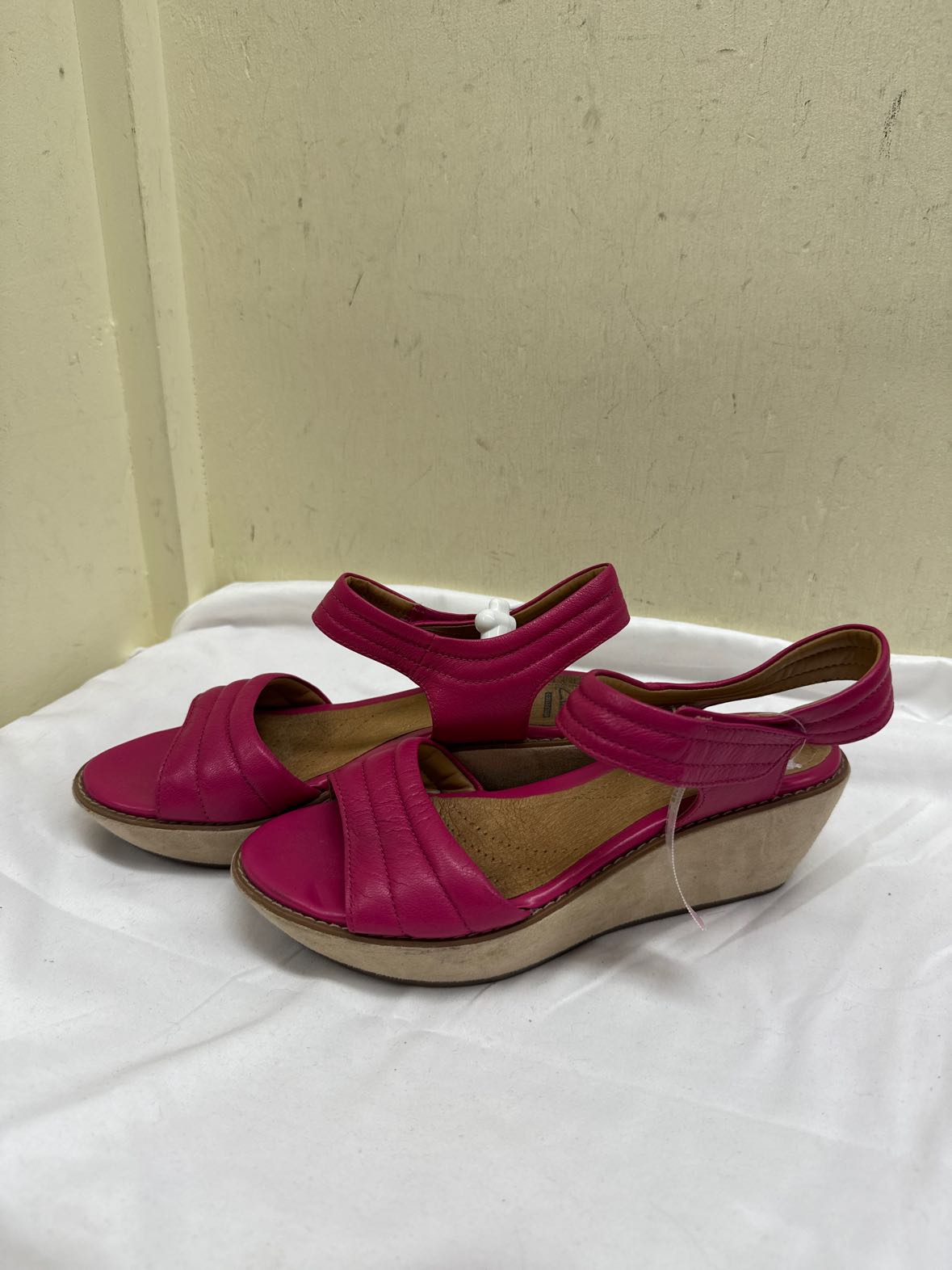 Clarks Women's Size 8-1/2 Pink Sandals Shoes