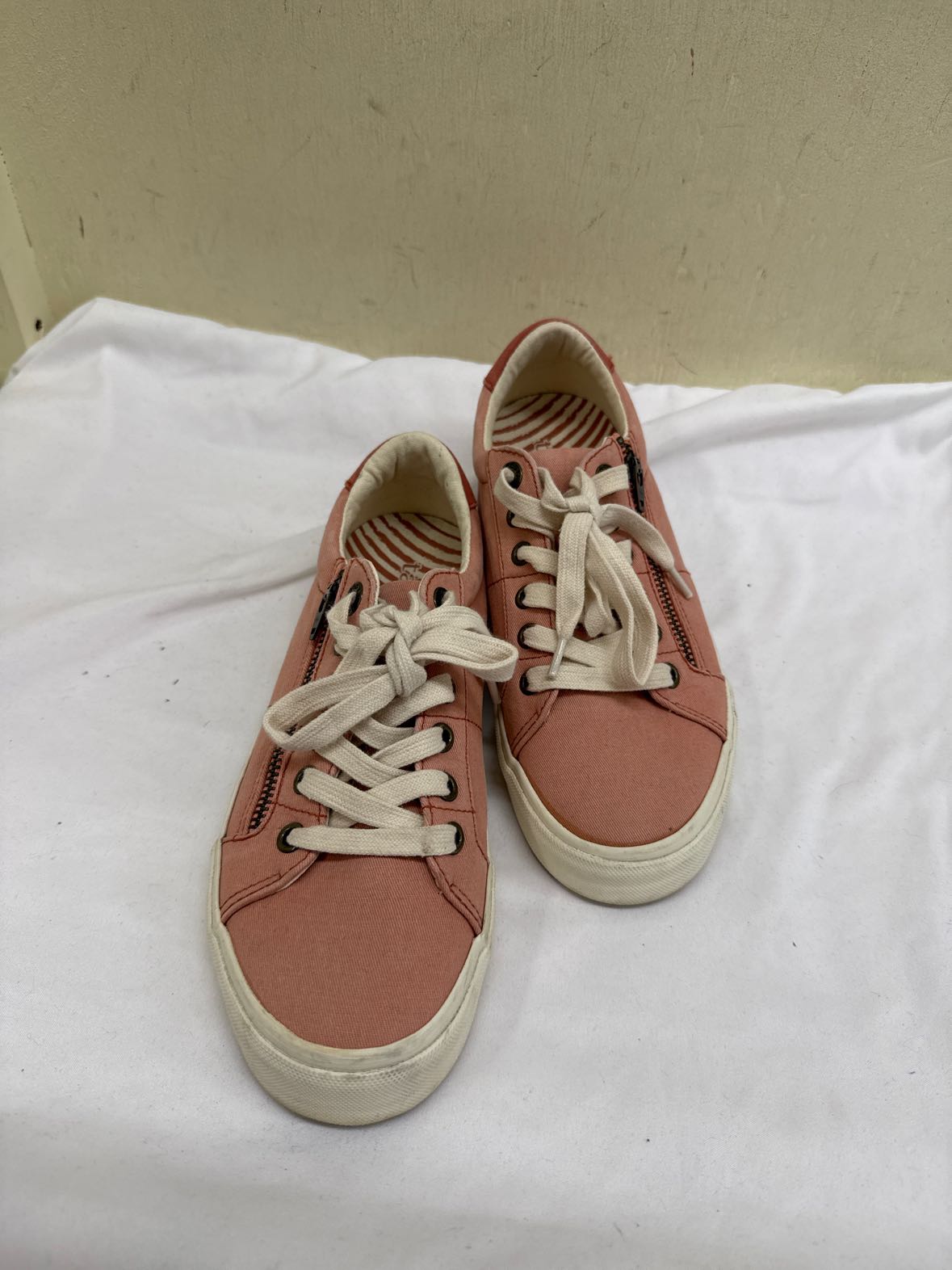 Taos Women's Size 7 Pink Sneakers Shoes