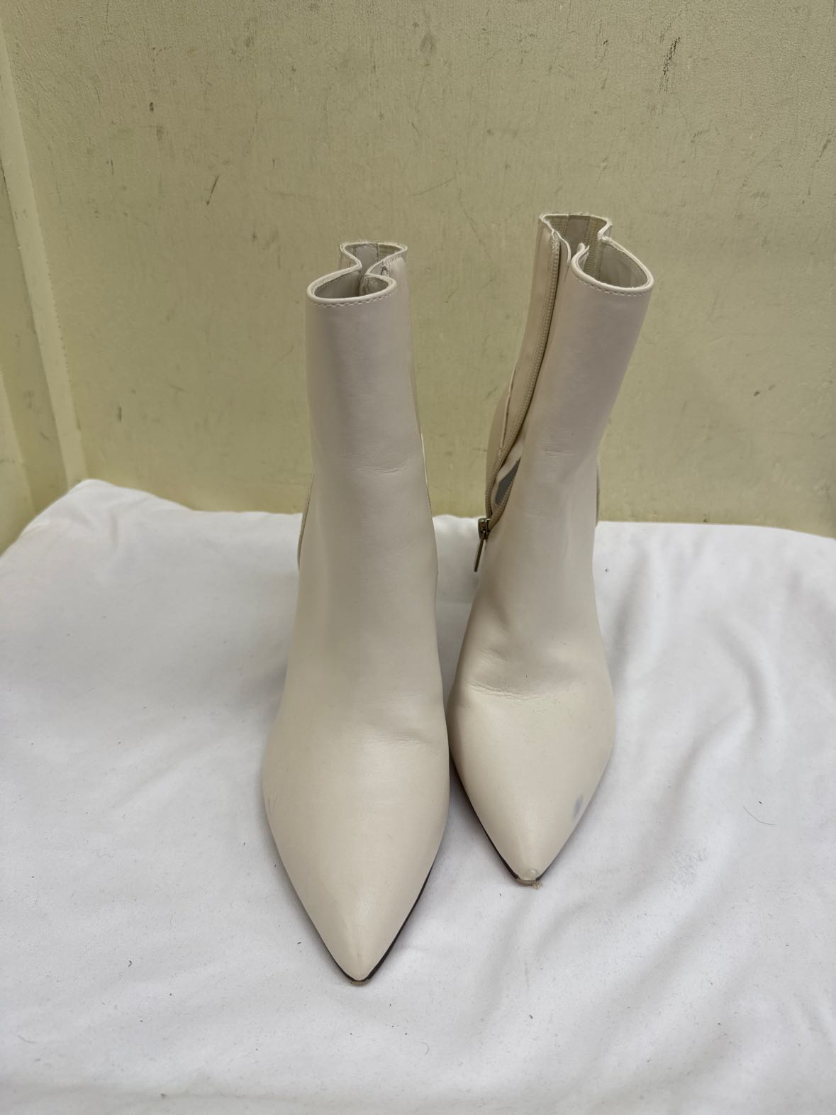 Unisa Women's Size 9-1/2 White Boots Shoes