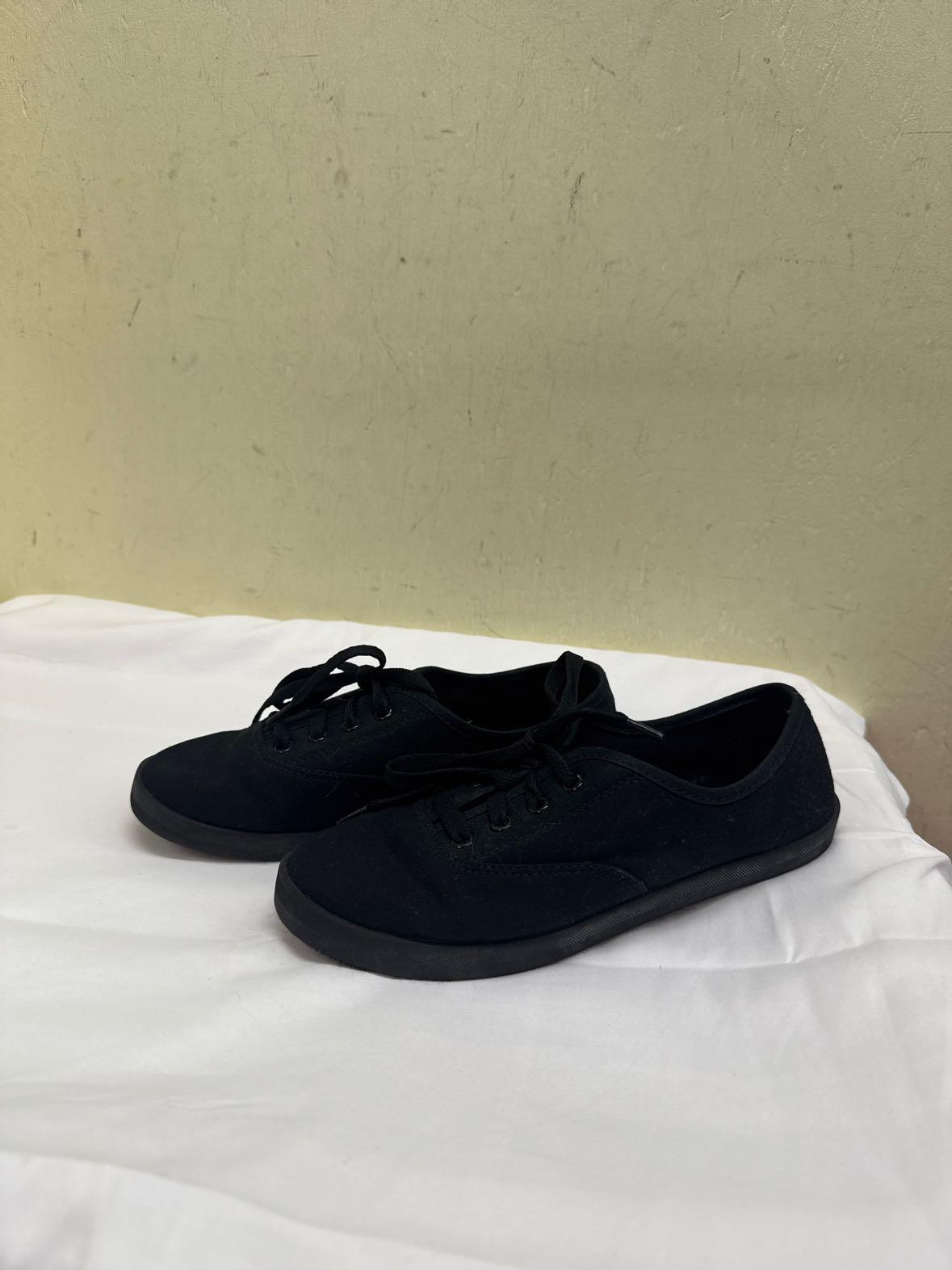 Time and Tru Women's Size 6 Black Sneakers