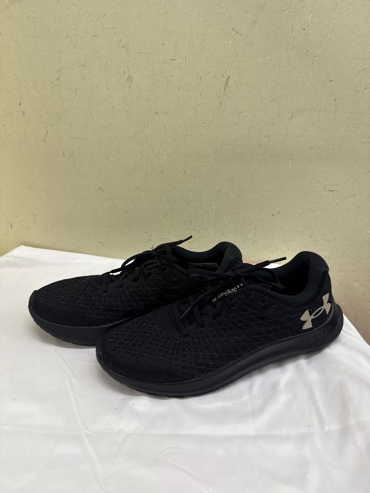 Under Armour Men's Size 11-1/2 Black Sneakers Shoes