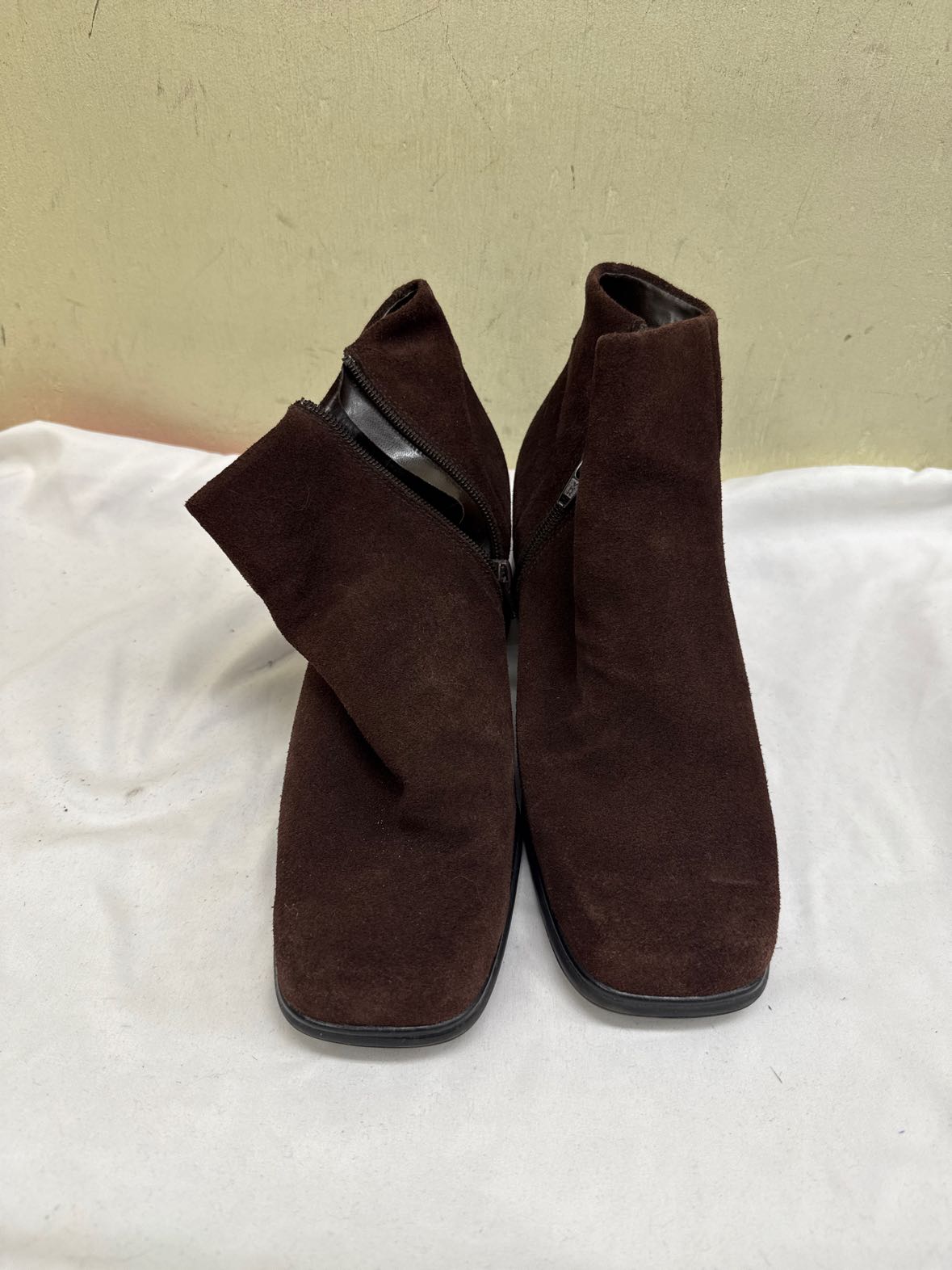 White Mountain Women's Size 9-1/2 Brown Boots Shoes