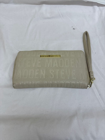 Steve Madden White Wristlet