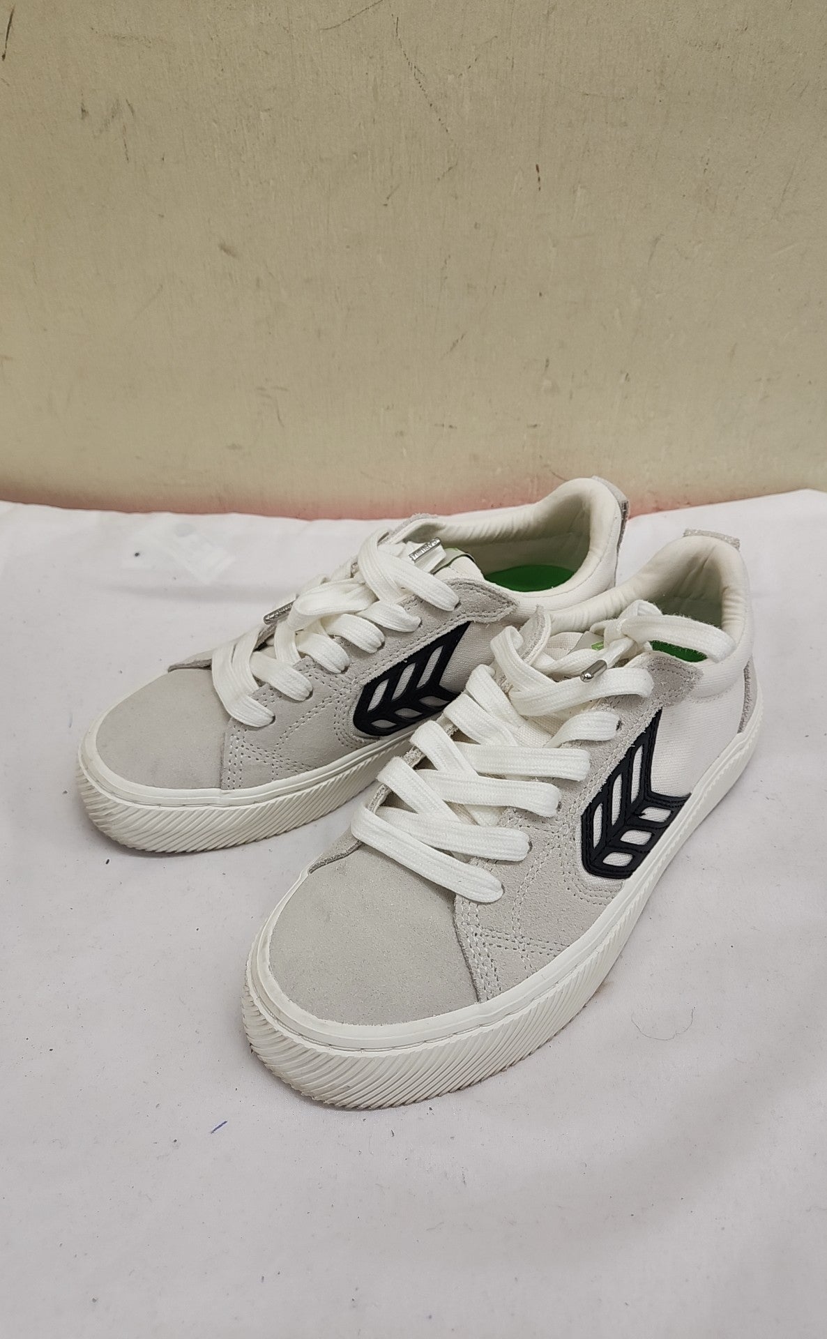 Cariuma Women's Size 6 White Sneakers Shoes