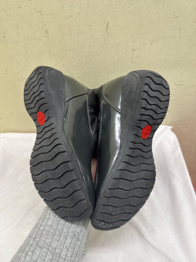 Khombu Women's Size 7-1/2 Silver Boots Shoes