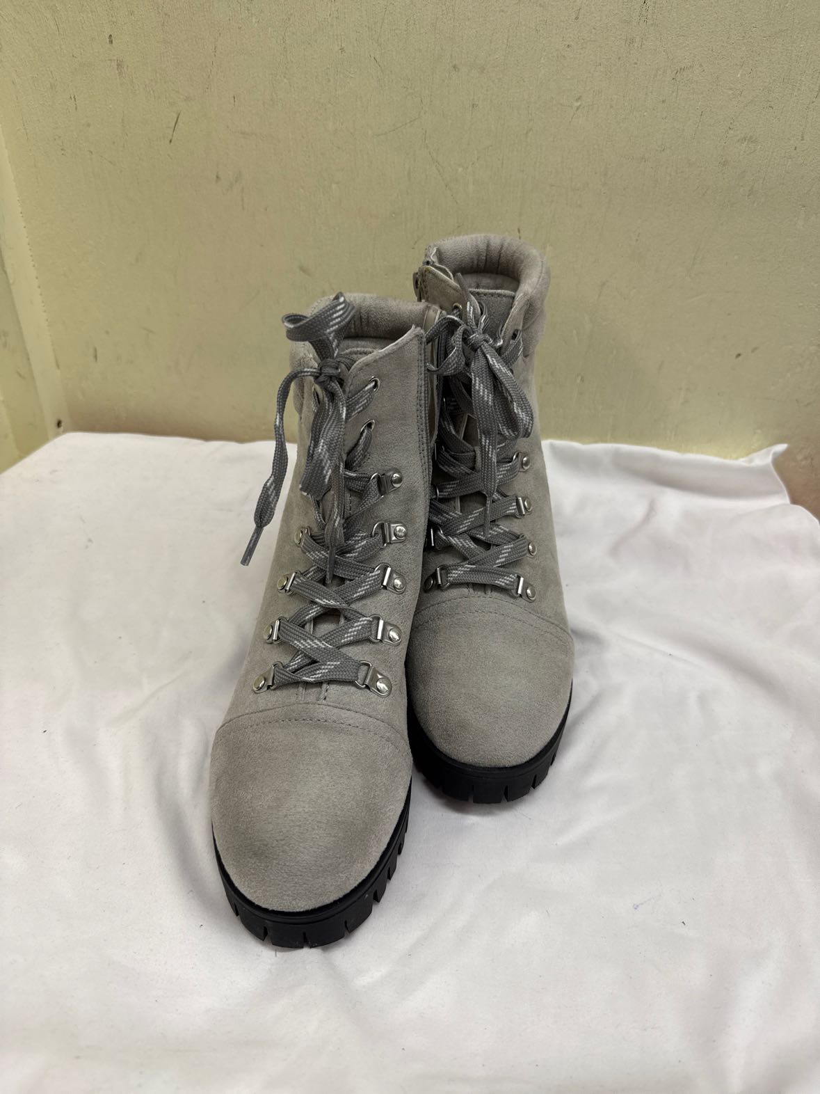 Wild Diva Women's Size 7 Gray Boots Shoes