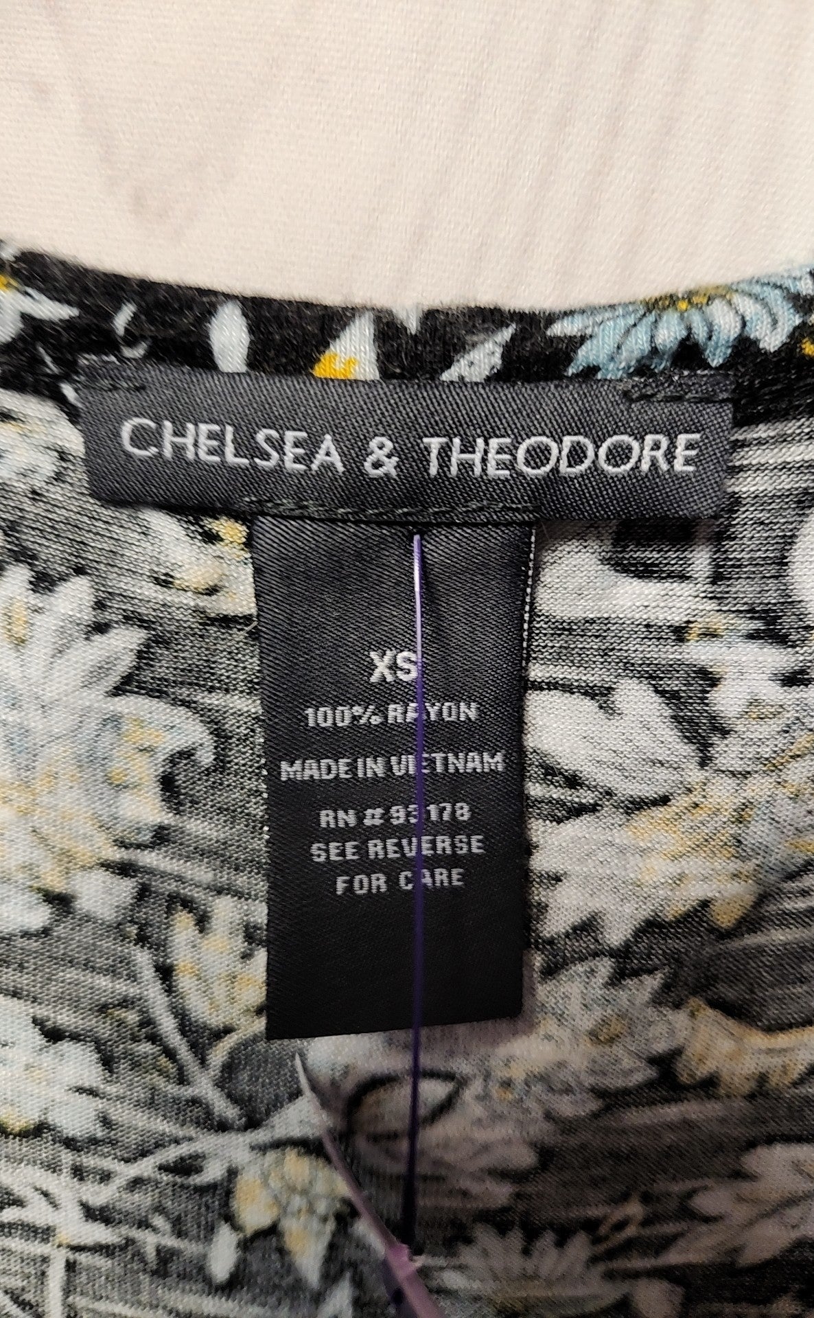 Chelsea & Theodore Women's Size XS Black Floral Sleeveless Top