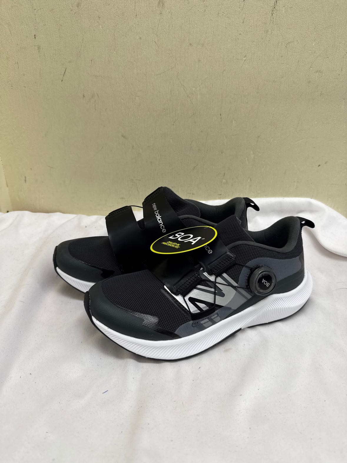 NWT New Balance Boy's Size 5-1/2 Gray Sneakers