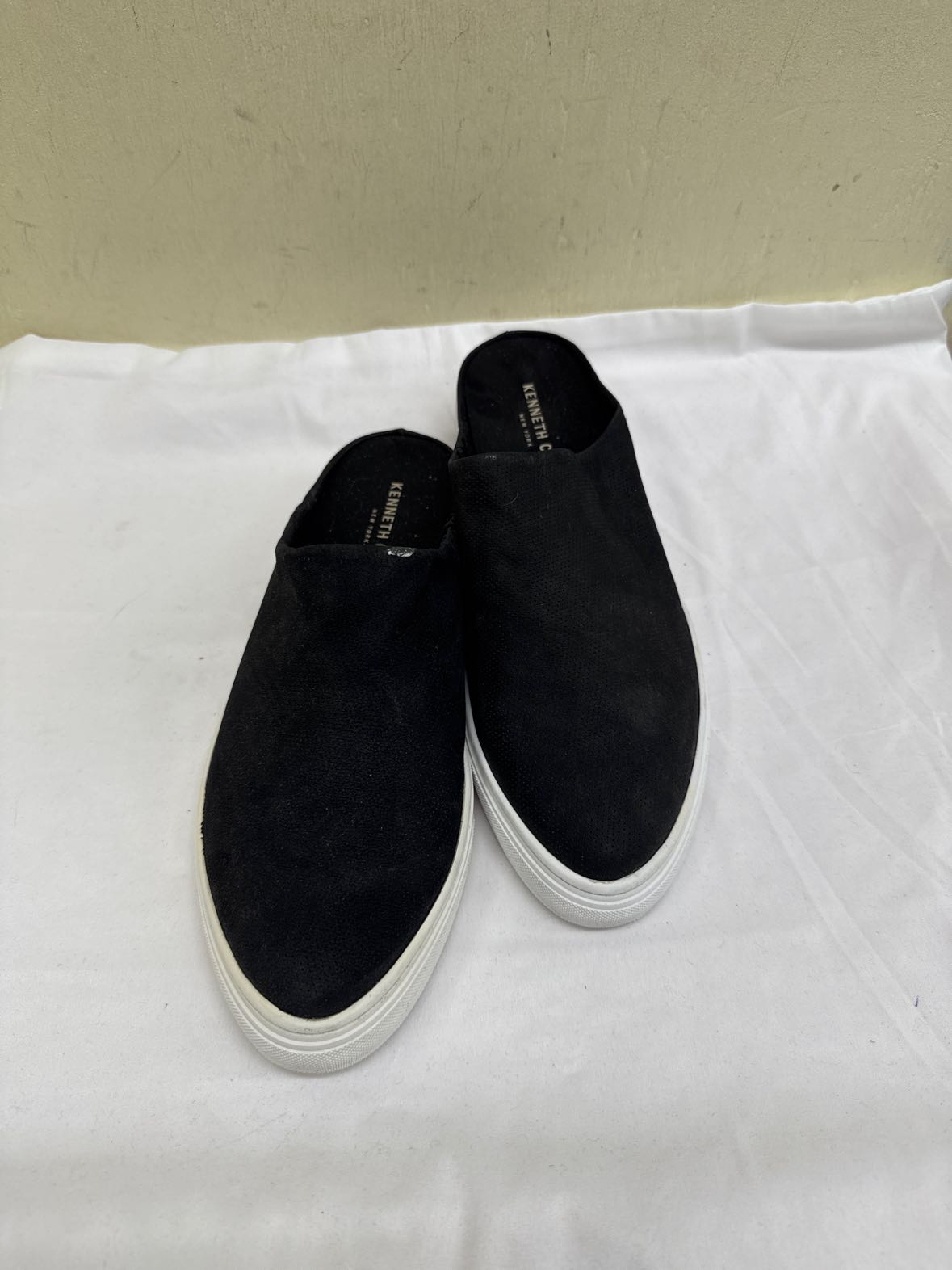 Kenneth Cole Women's Size 11 Black Flats Shoes
