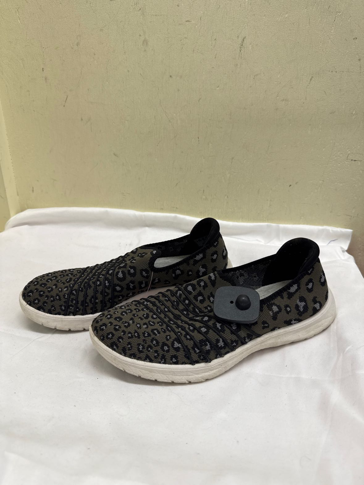 Clarks Women's Size 9-1/2 Green Animal Print Flats Shoes