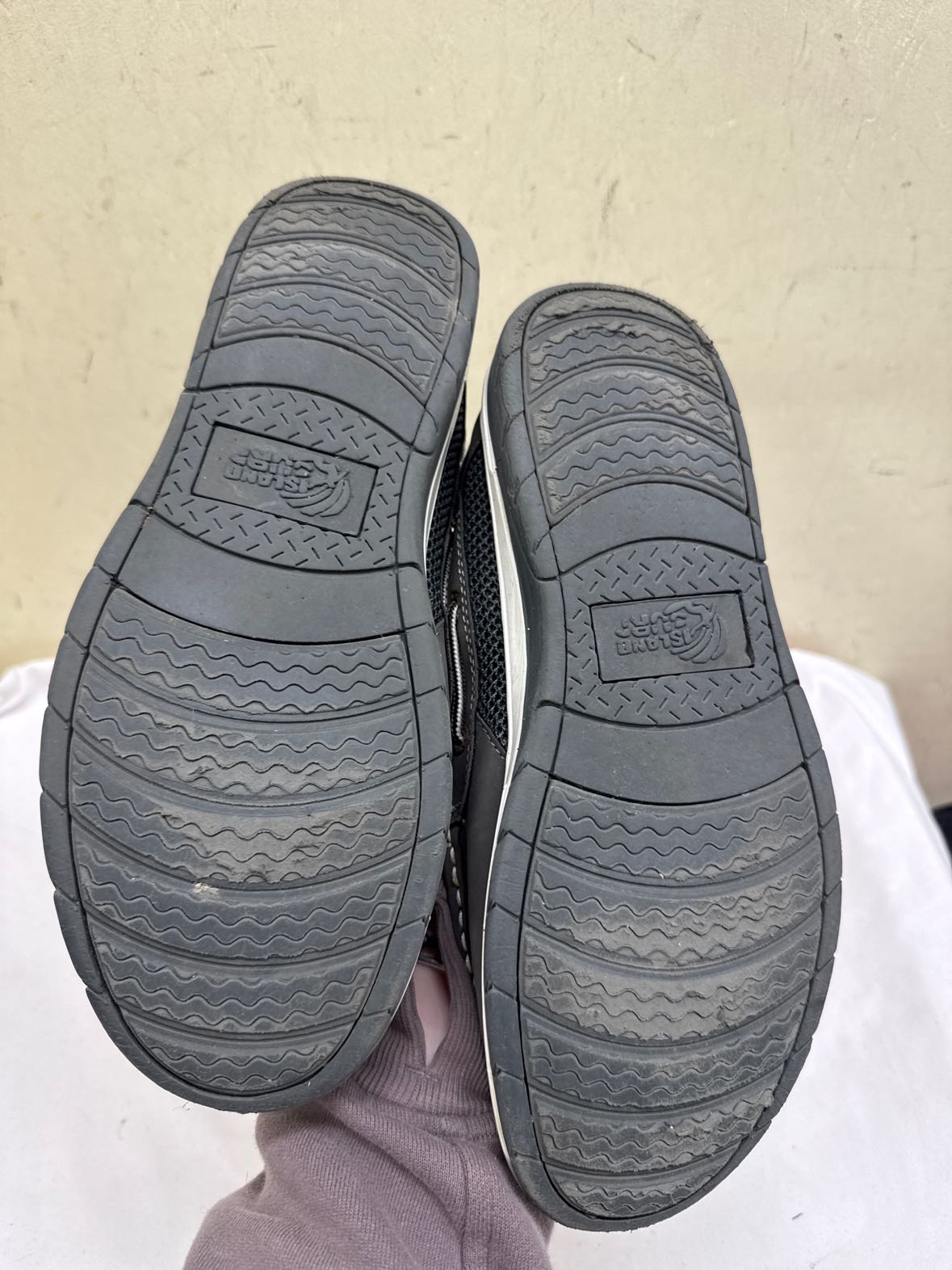 Island Surf Men's Size 9-1/2 Gray Shoes