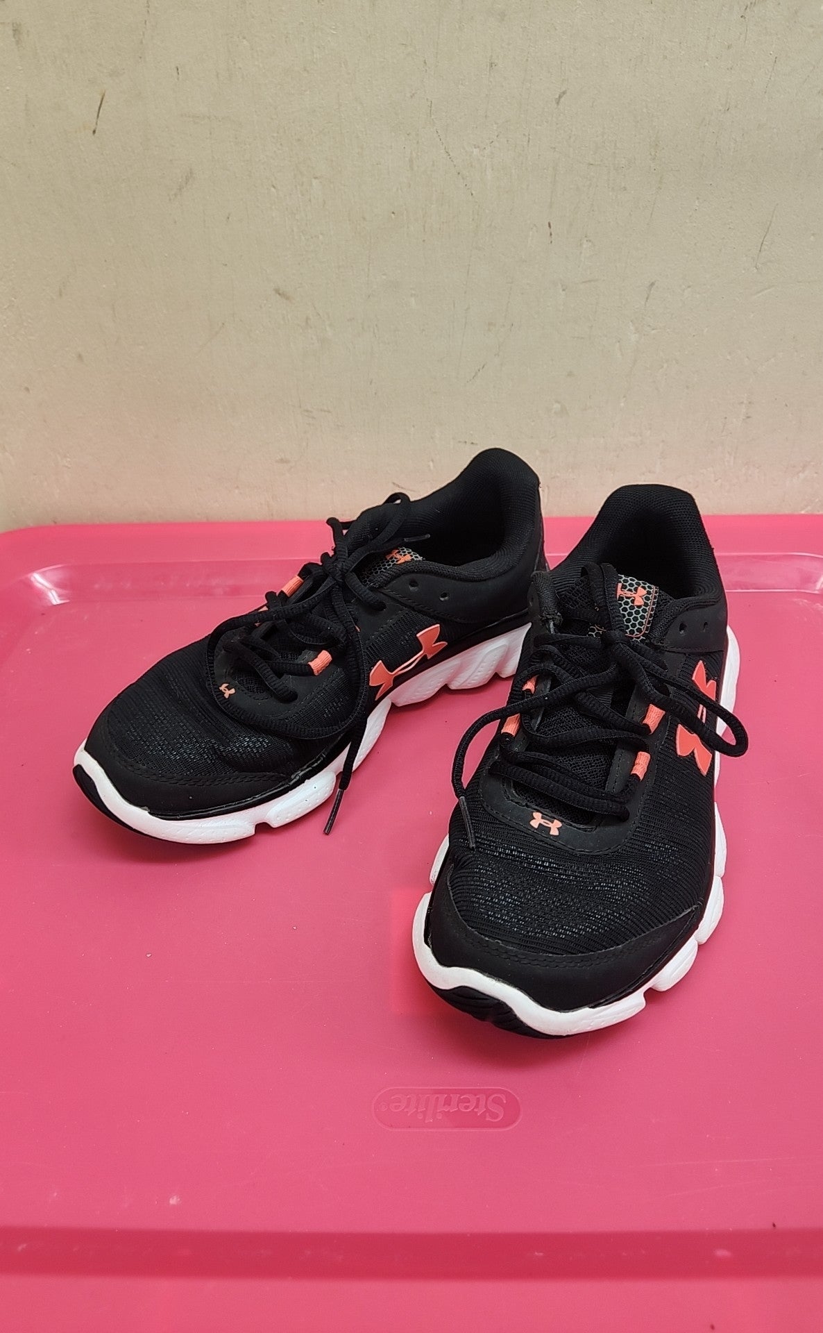 Under Armour Women's Size 7-1/2 Black Sneakers