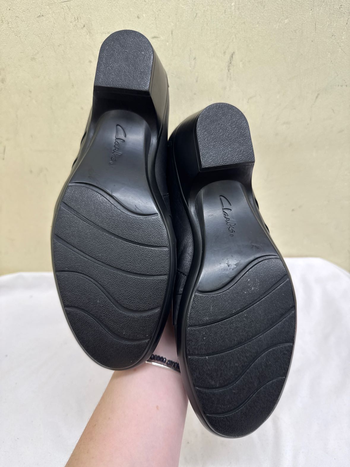 Clarks Women's Size 9-1/2 Black Pumps Shoes