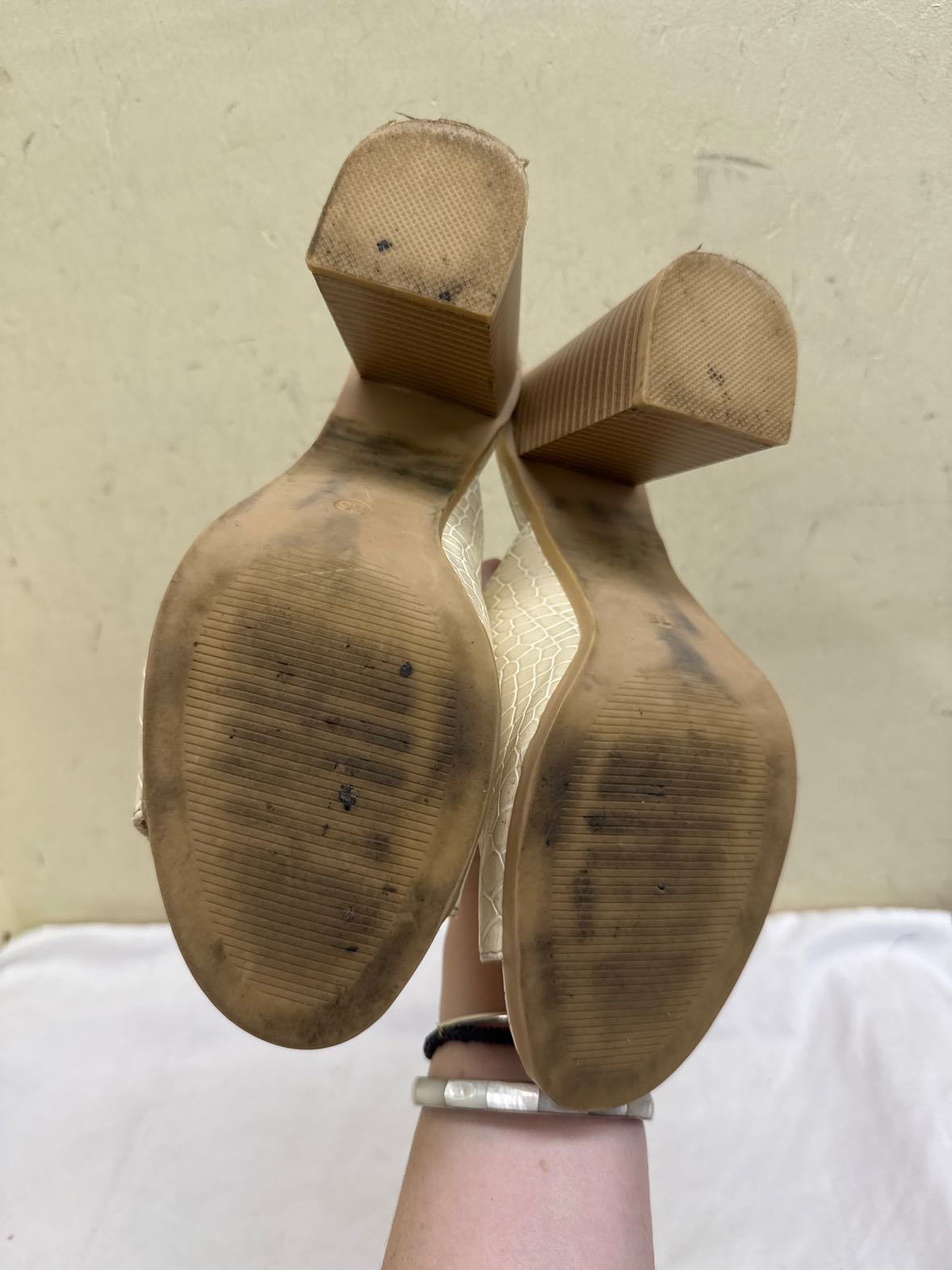 Seven7 Women's Size 7-1/2 Off-White Pumps Shoes