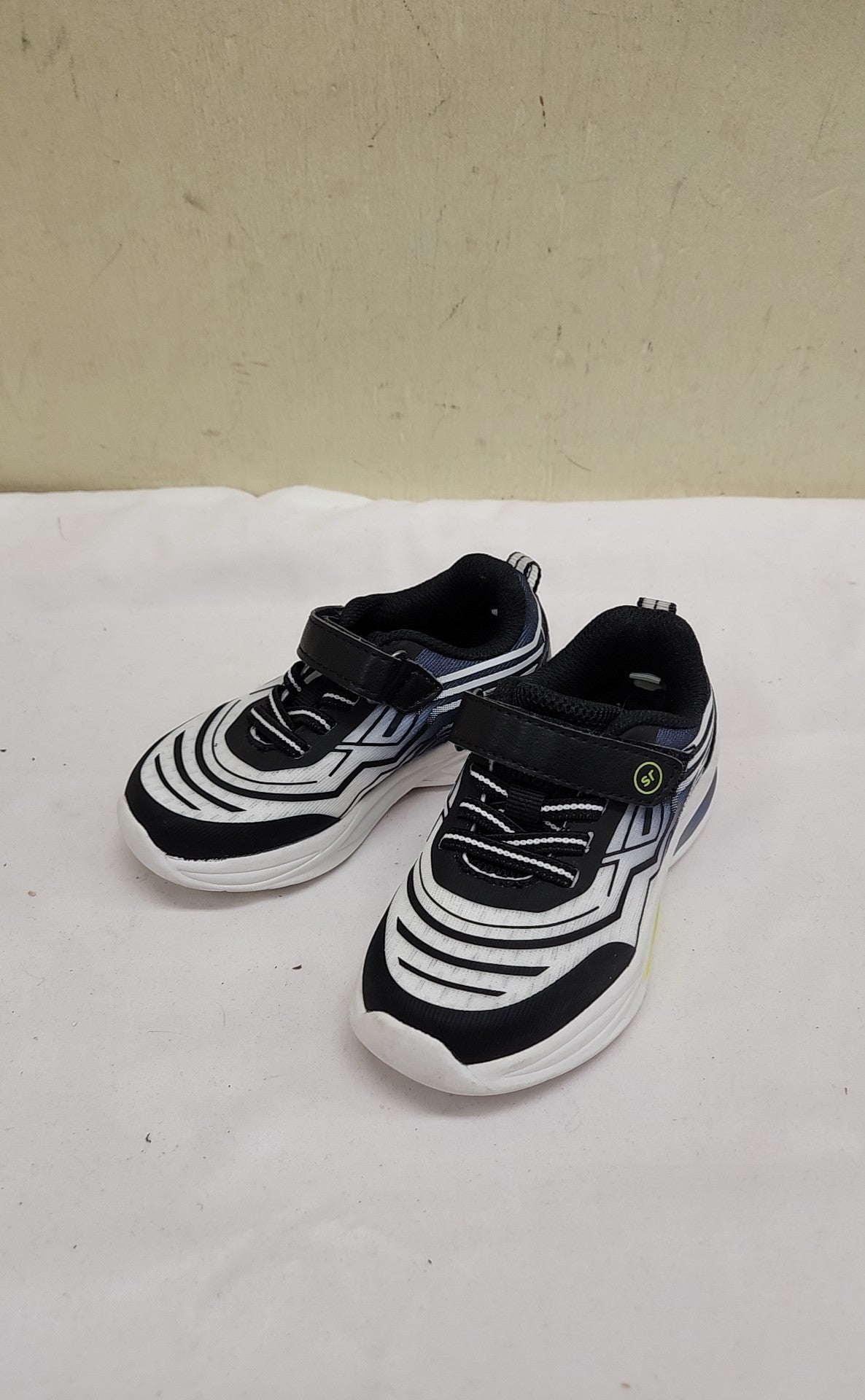 Striderite Boy's Size 7 Black & White Shoes