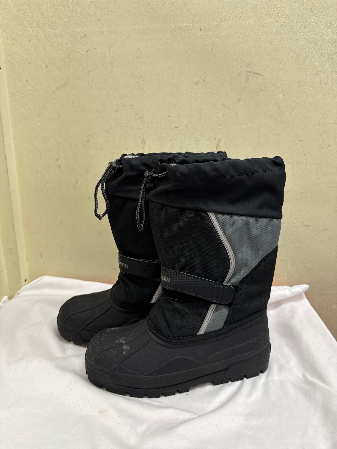 LL Bean Boy's Size 6 Black Boots