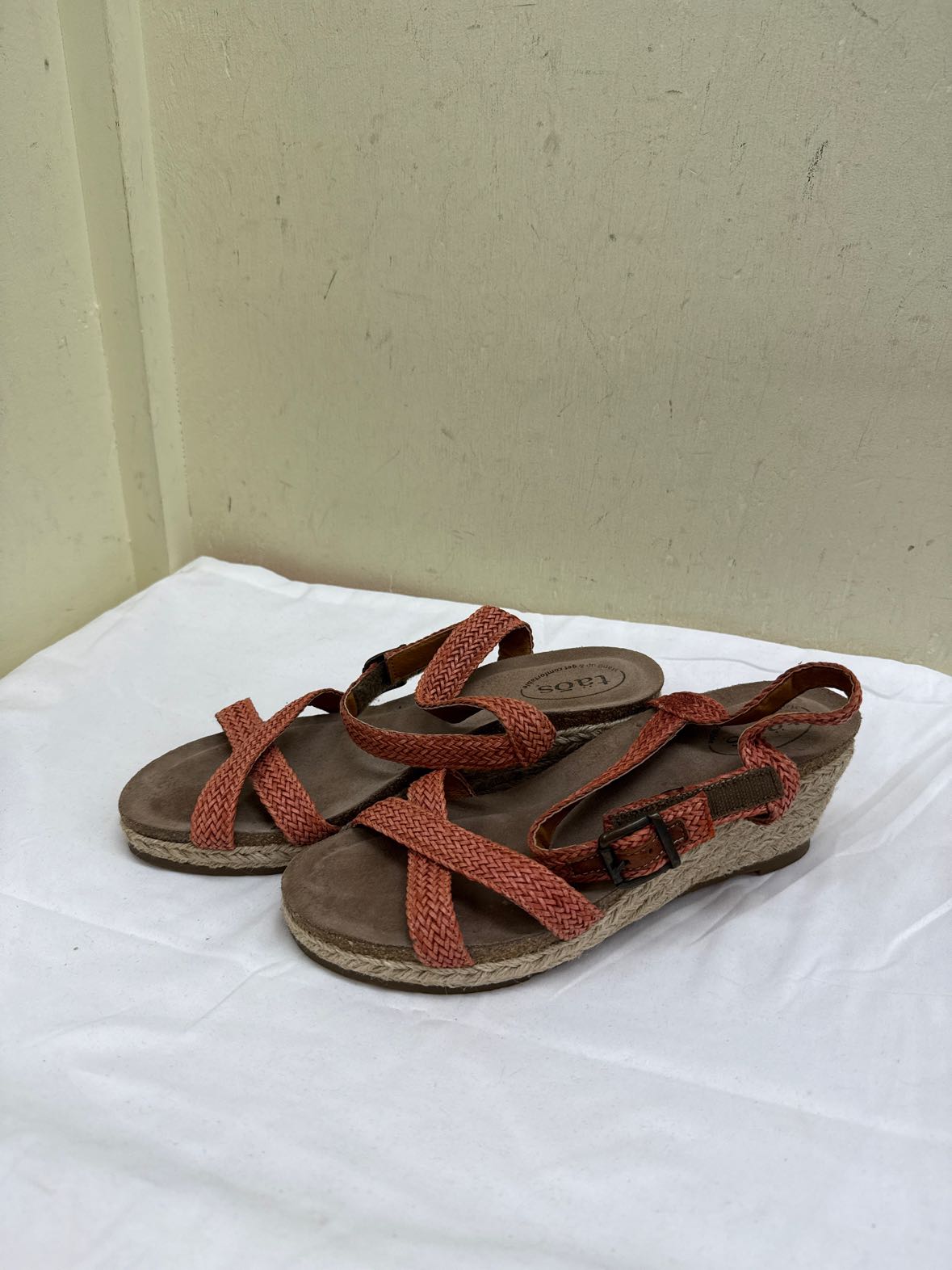 Taos Women's Size 11 Pink Sandals